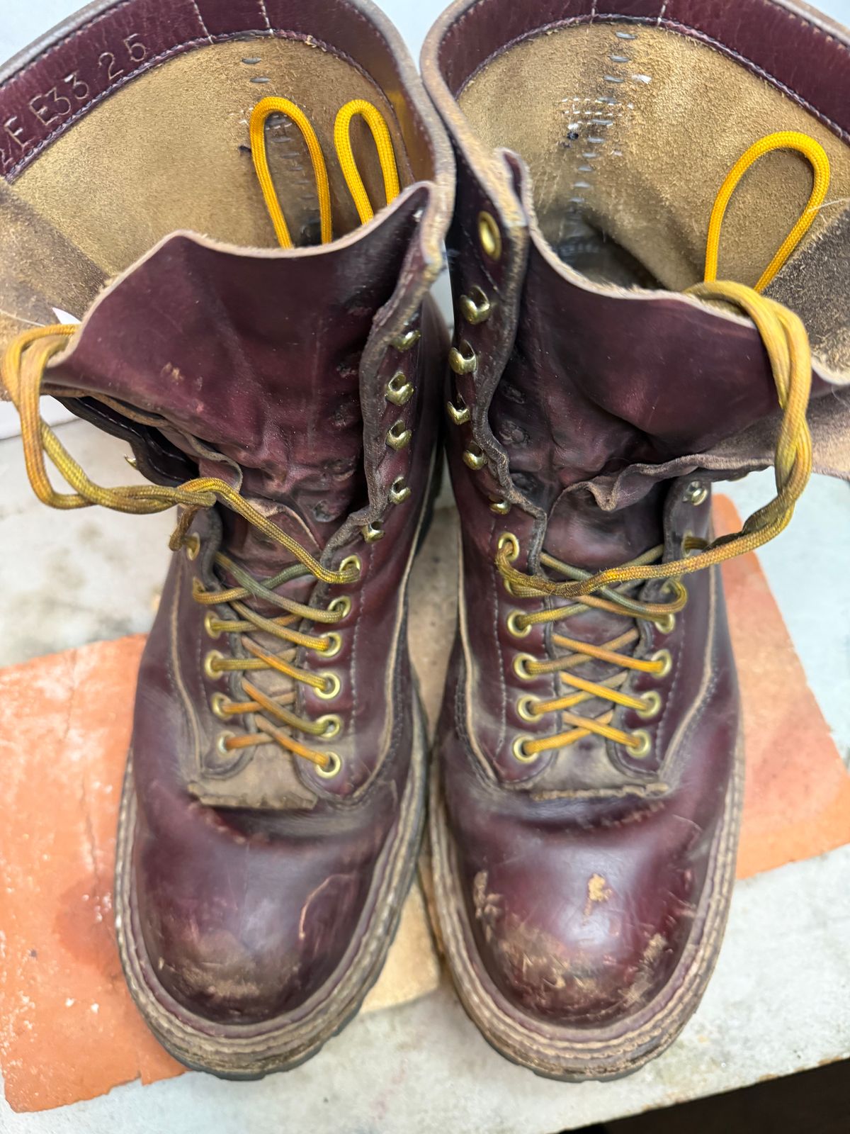 Photo by rhinoaz on January 5, 2026 of the White's Smokejumper in Cxl Burgandy.