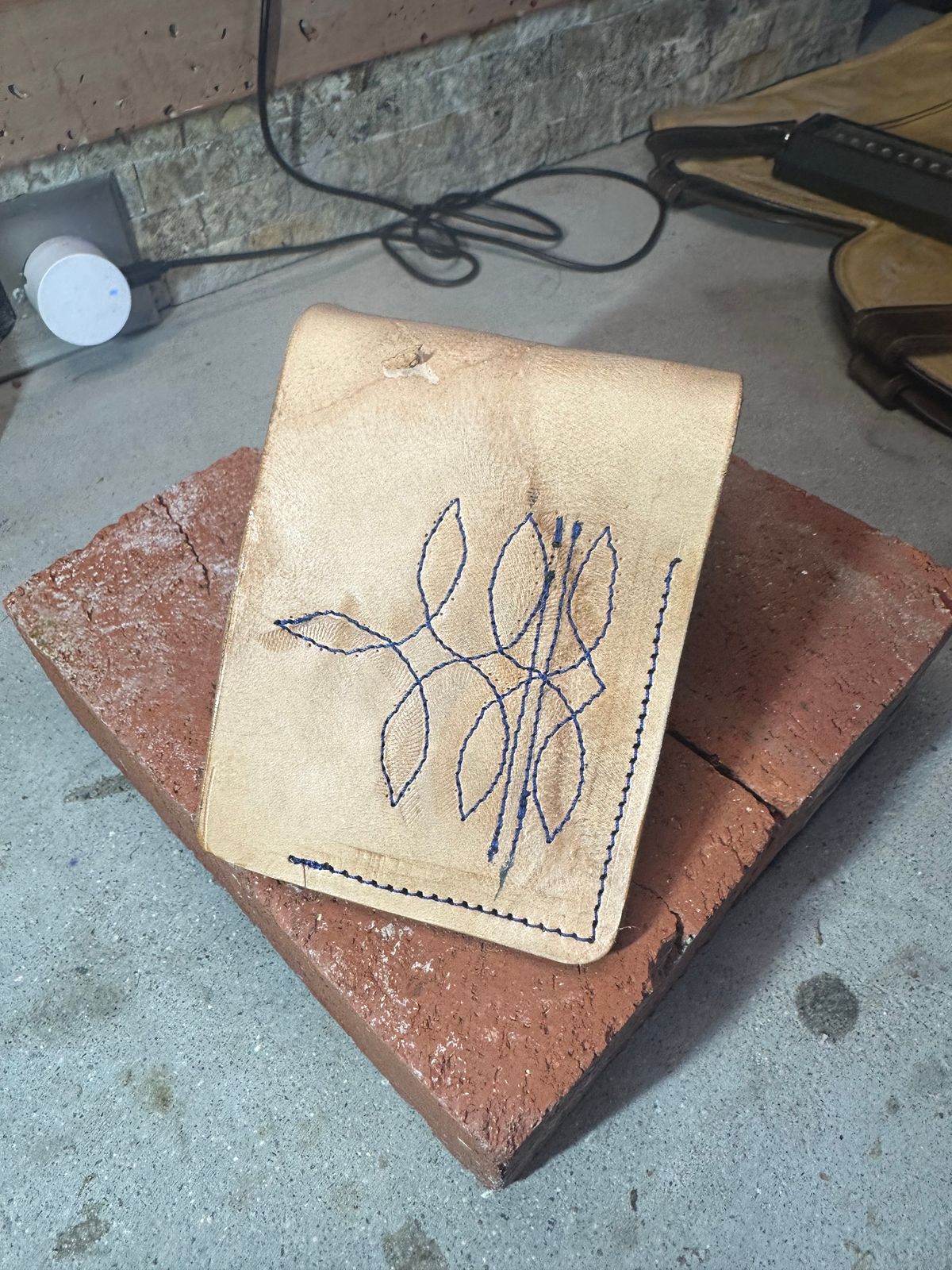Photo by rhinoaz on October 1, 2025 of the Rhino Kustomz Veg Tan Bi-fold in Hermann Oak Tooling Veg Tan.