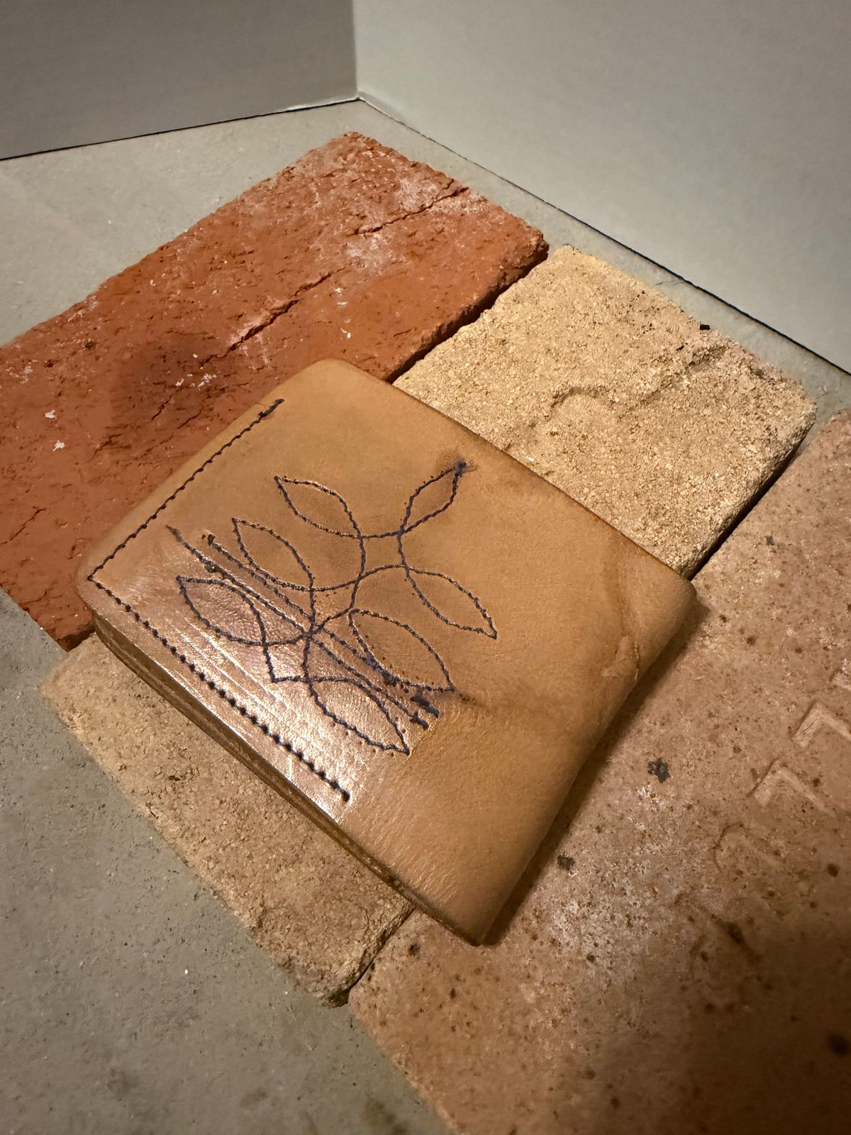 Photo by rhinoaz on December 1, 2025 of the Rhino Kustomz Veg Tan Bi-fold in Hermann Oak Tooling Veg Tan.