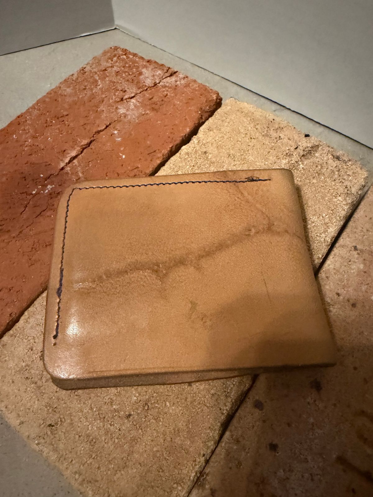 Photo by rhinoaz on December 1, 2025 of the Rhino Kustomz Veg Tan Bi-fold in Hermann Oak Tooling Veg Tan.