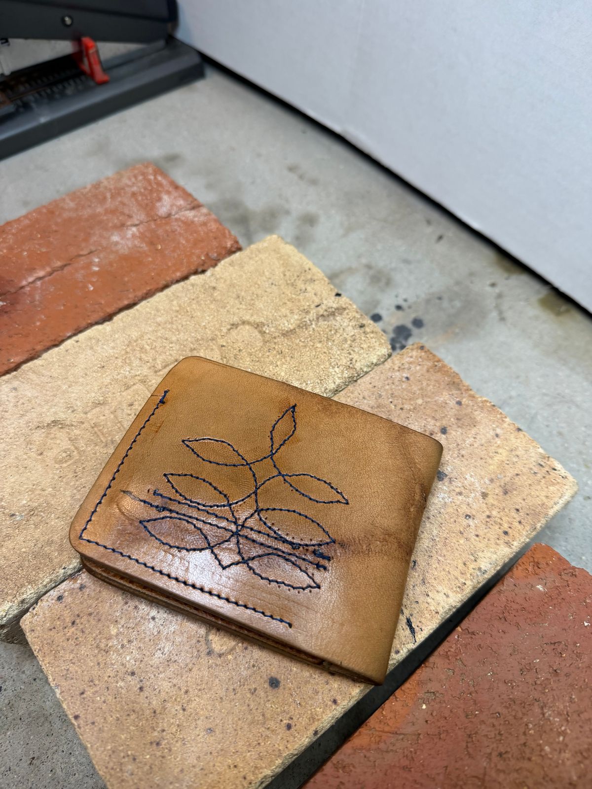 Photo by rhinoaz on January 5, 2026 of the Rhino Kustomz Veg Tan Bi-fold in Hermann Oak Tooling Veg Tan.