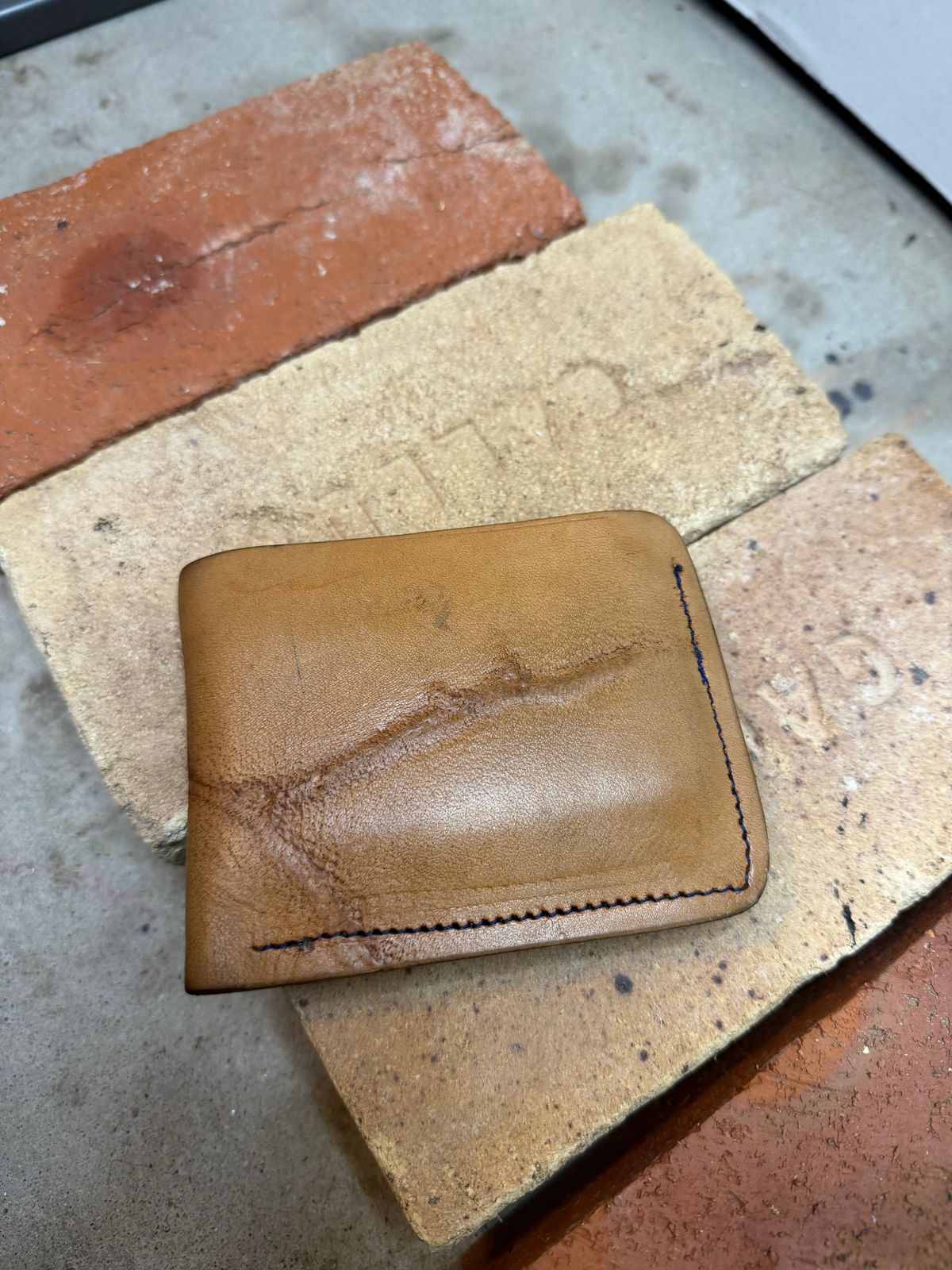 Photo by rhinoaz on January 5, 2026 of the Rhino Kustomz Veg Tan Bi-fold in Hermann Oak Tooling Veg Tan.