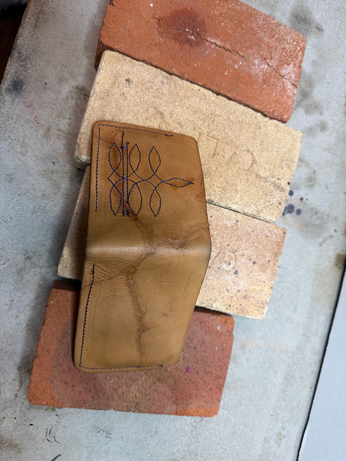 Photo by rhinoaz on January 5, 2026 of the Rhino Kustomz Veg Tan Bi-fold in Hermann Oak Tooling Veg Tan.