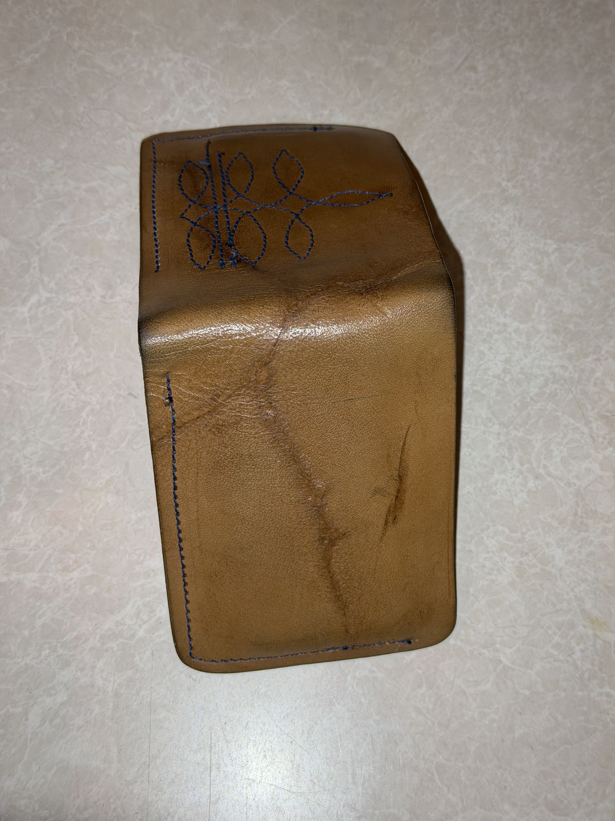 Photo by rhinoaz on March 2, 2026 of the Rhino Kustomz Veg Tan Bi-fold in Hermann Oak Tooling Veg Tan.