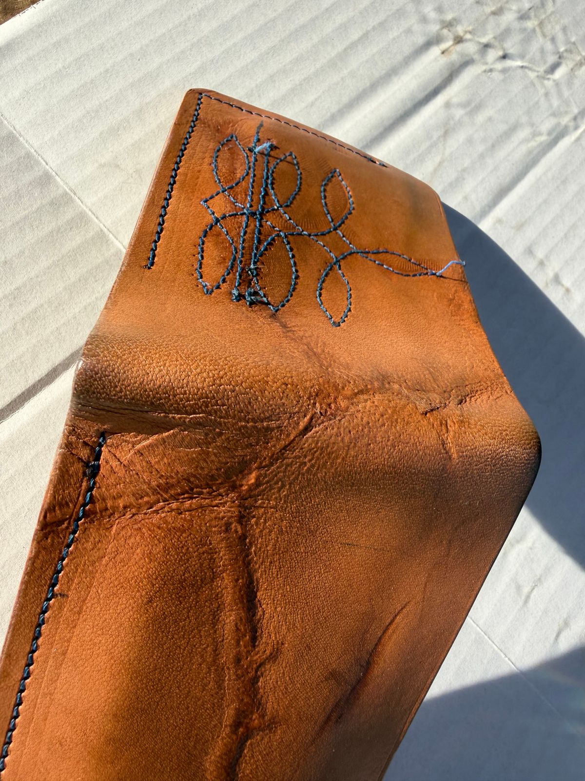 Photo by rhinoaz on April 5, 2026 of the Rhino Kustomz Veg Tan Bi-fold in Hermann Oak Tooling Veg Tan.