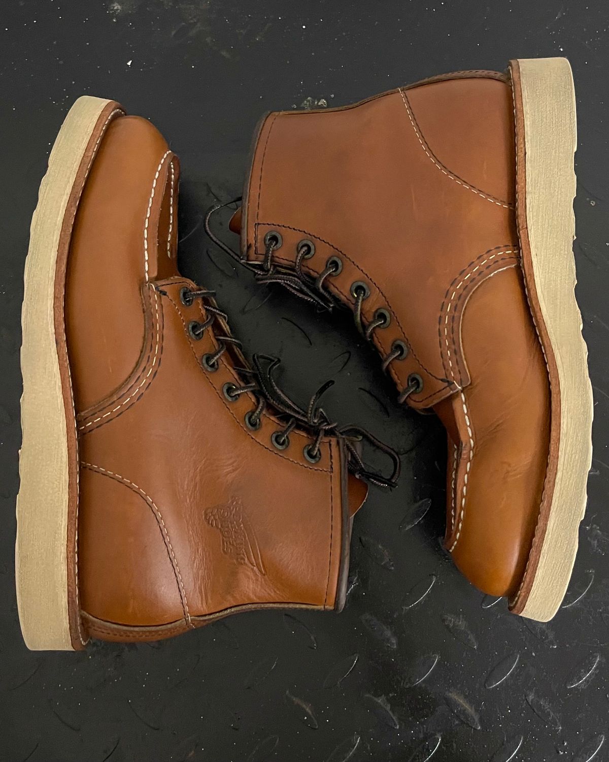 Photo by arnldkt on October 1, 2025 of the Red Wing 6-Inch Classic Moc in S.B. Foot Oro-Iginal.