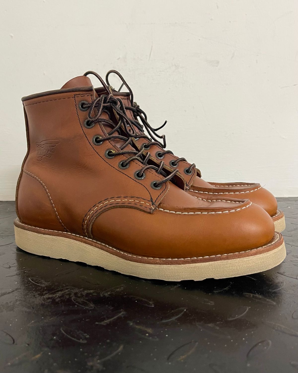 Photo by arnldkt on October 1, 2025 of the Red Wing 6-Inch Classic Moc in S.B. Foot Oro-Iginal.