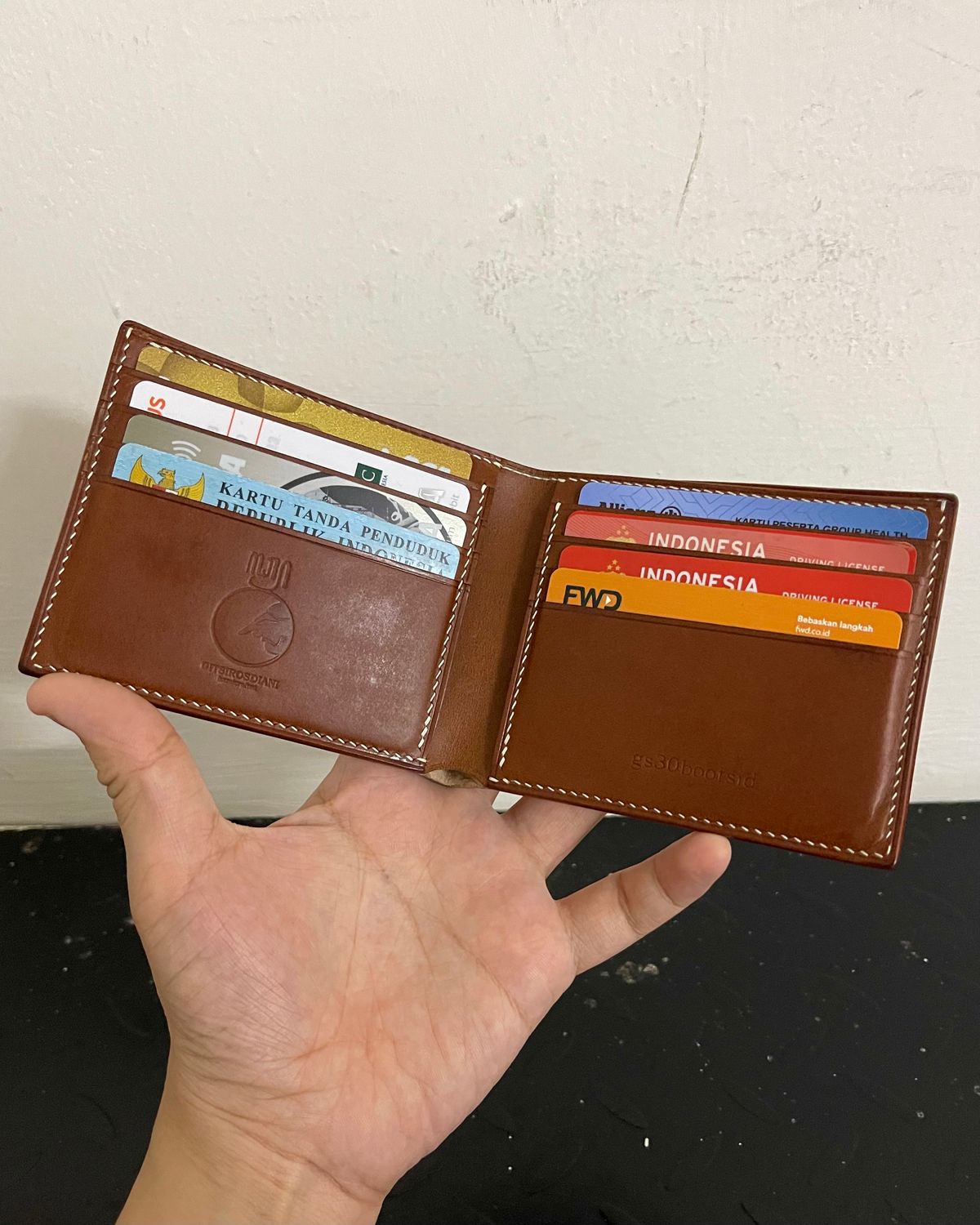 Photo by arnldkt on November 1, 2025 of the GitsiRosdiani Bifold Wallet in Shinki Natural Shell Cordovan & Conceria Walpier Brown Buttero.