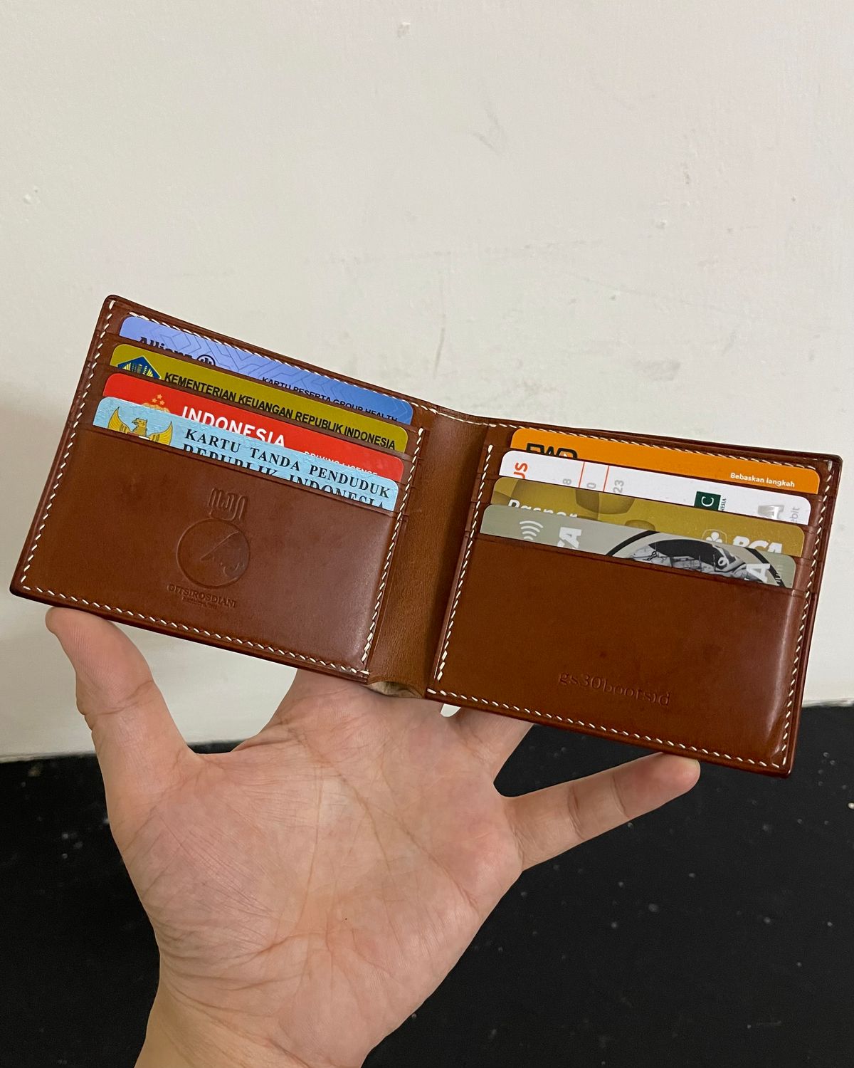 Photo by arnldkt on December 1, 2025 of the GitsiRosdiani Bifold Wallet in Shinki Natural Shell Cordovan & Conceria Walpier Brown Buttero.