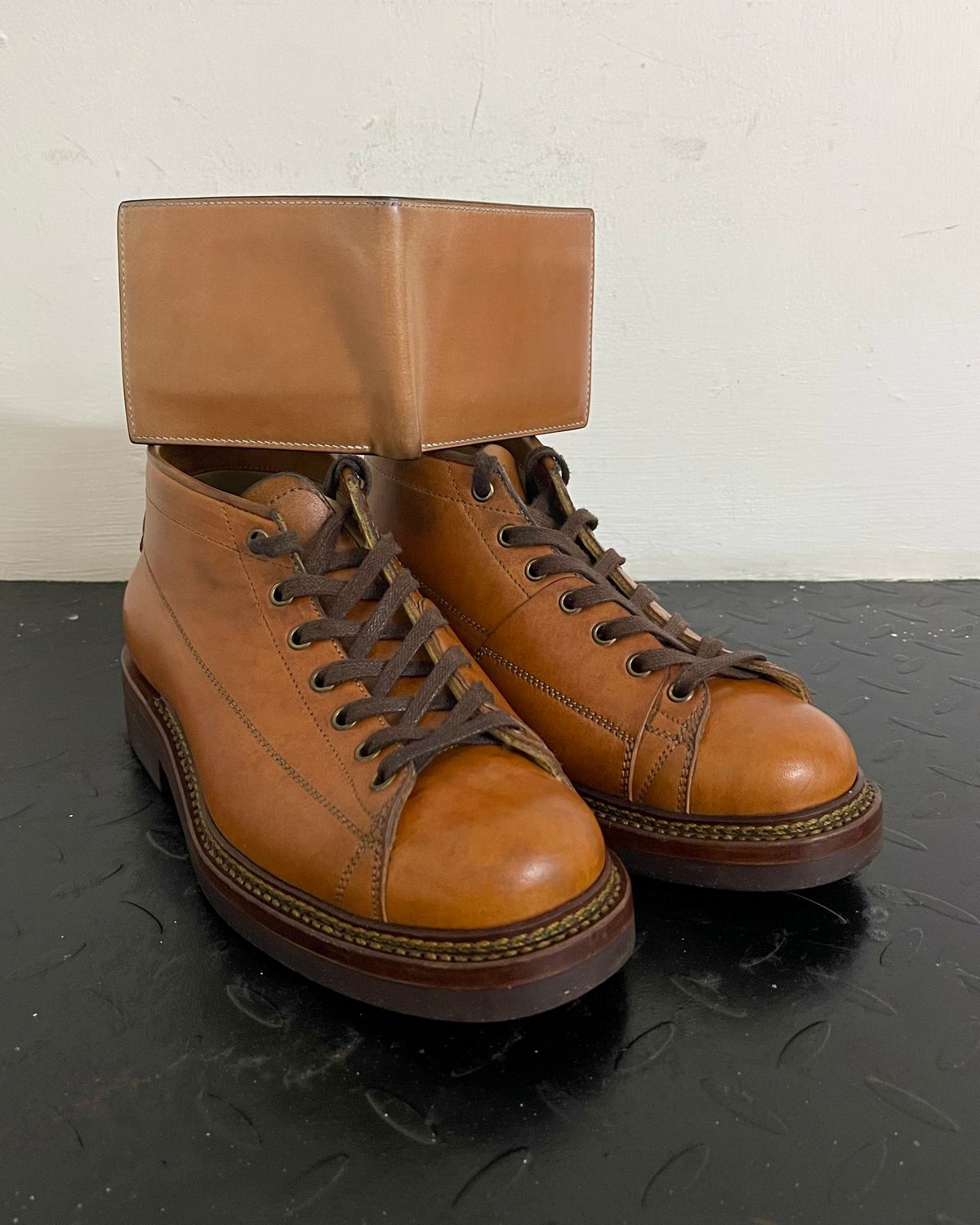 Photo by arnldkt on December 31, 2025 of the GitsiRosdiani Bifold Wallet in Shinki Natural Shell Cordovan & Conceria Walpier Brown Buttero.