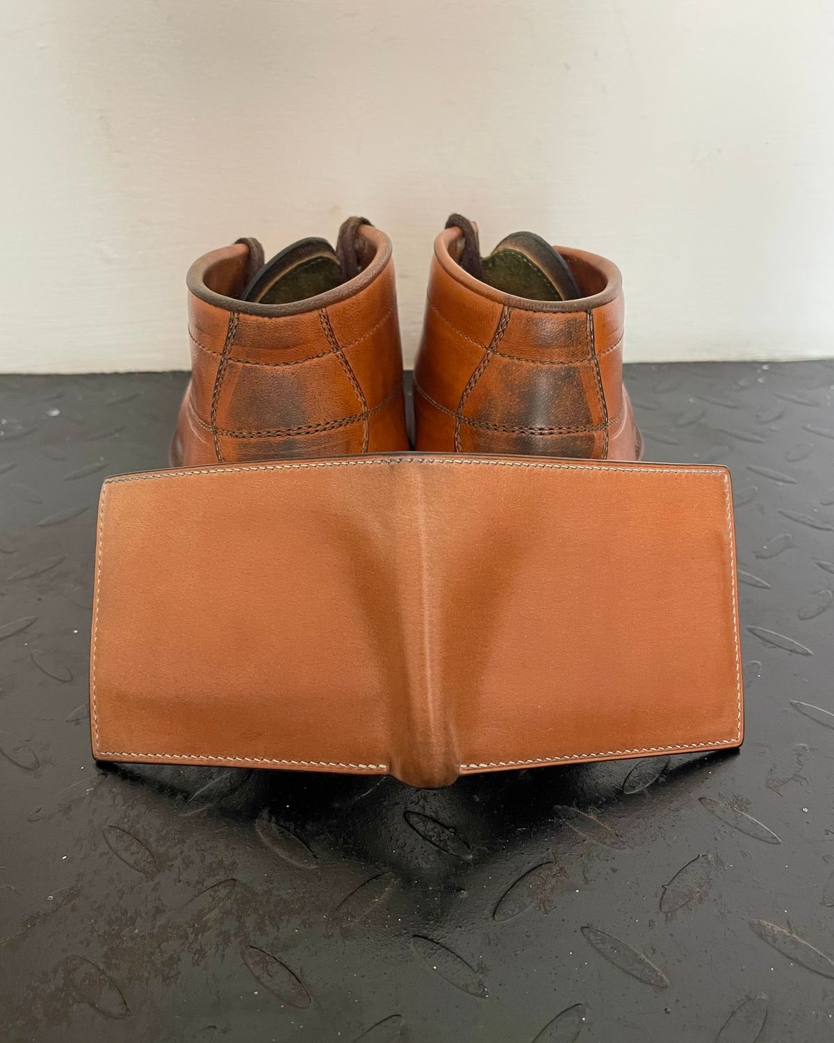 Photo by arnolddkoot on January 1, 2026 of the GitsiRosdiani Bifold Wallet in Shinki Natural Shell Cordovan & Conceria Walpier Brown Buttero.