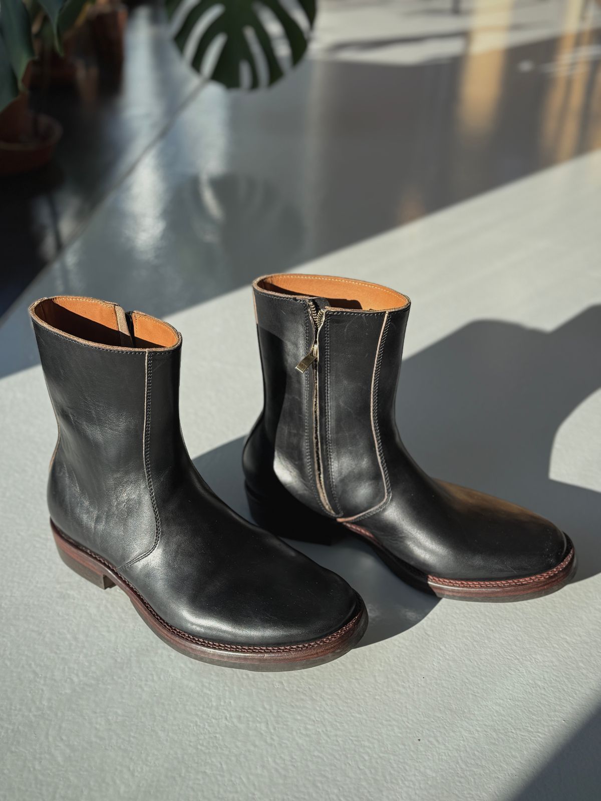 Photo by Sips on December 18, 2025 of the Flame Panda 8“ Zipper Boot in Maryam Natural Horsebutt Overdyed Brown then Black.