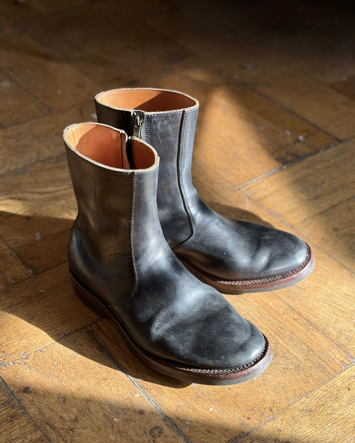 Photo by Sips on February 3, 2026 of the Flame Panda 8“ Zipper Boot in Maryam Natural Horsebutt Overdyed Brown then Black.