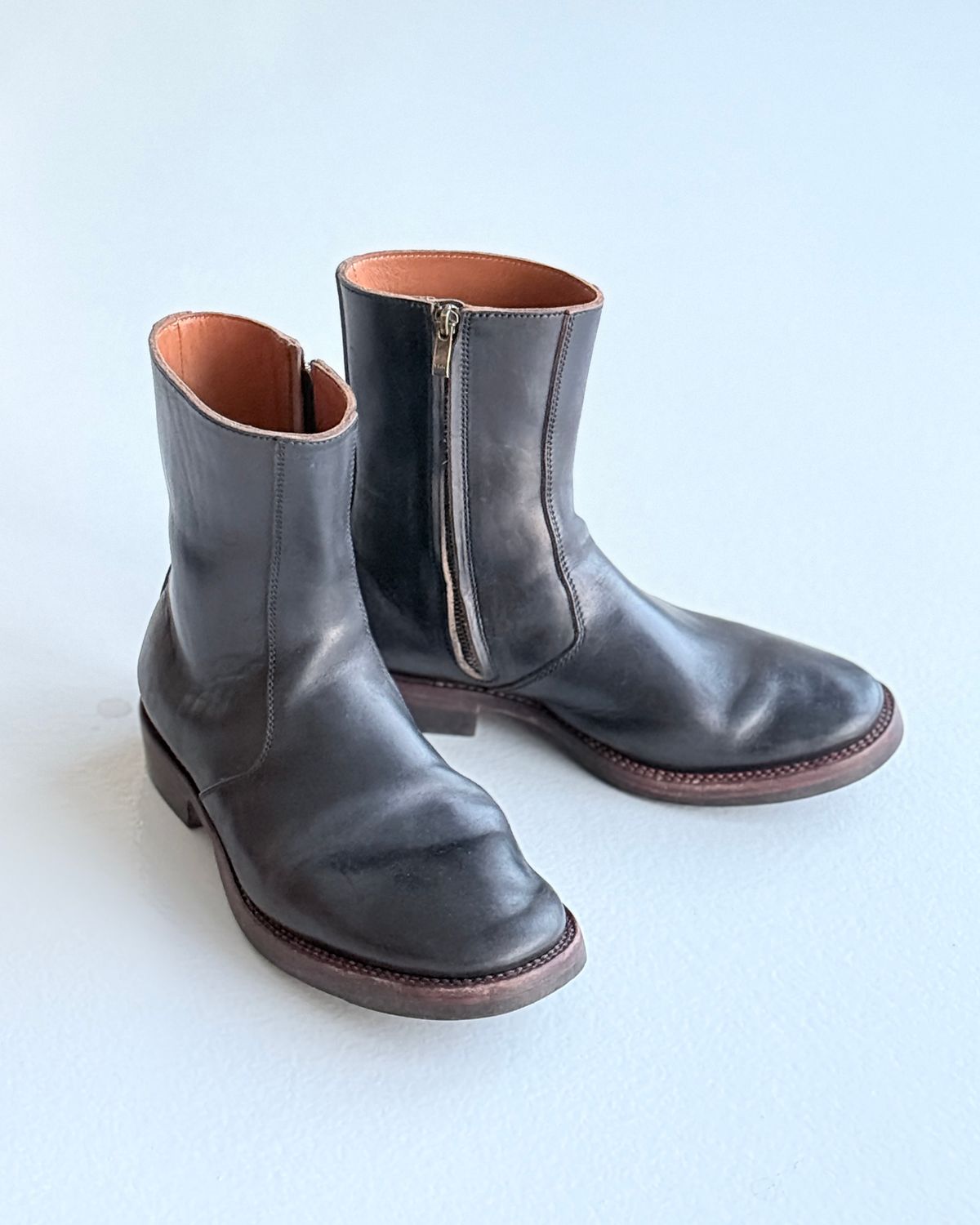 Photo by Sips on April 17, 2026 of the Flame Panda 8“ Zipper Boot in Maryam Natural Horsebutt Overdyed Brown then Black.