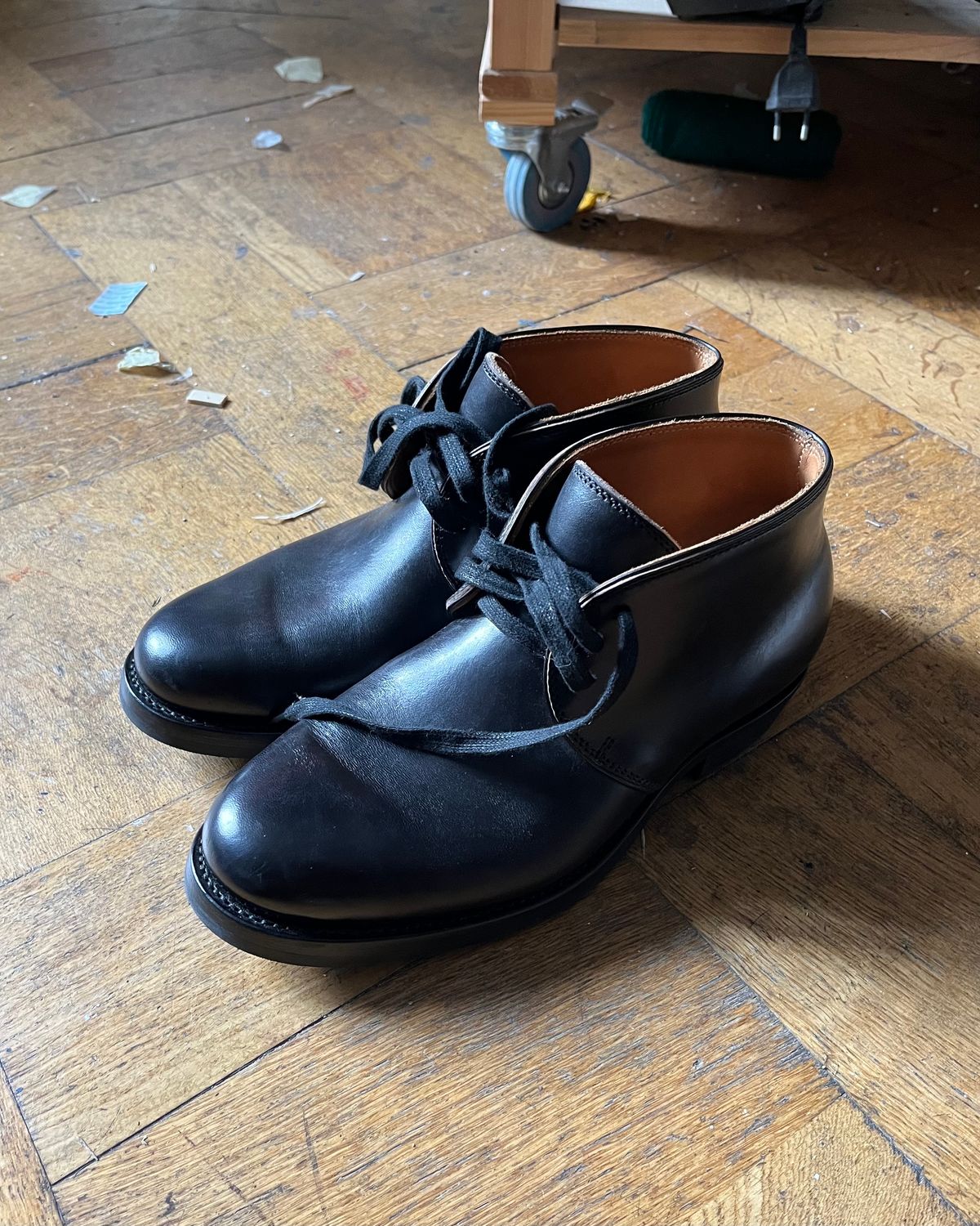 Photo by Sips on October 5, 2024 of the Flame Panda Chukkas in Maryam Natural Horsebutt Overdyed Brown then Black.