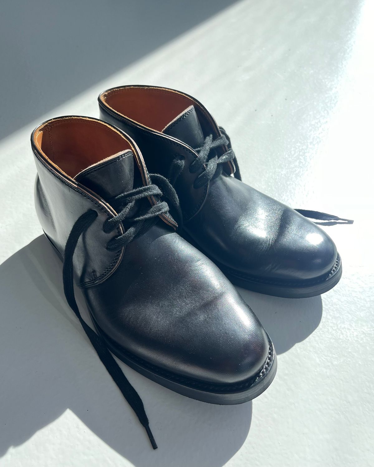 Photo by Sips on October 9, 2024 of the Flame Panda Chukkas in Maryam Natural Horsebutt Overdyed Brown then Black.