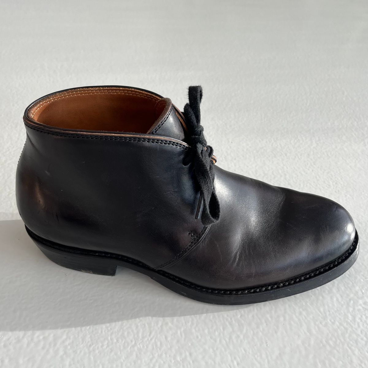 Photo by Sips on November 5, 2024 of the Flame Panda Chukkas in Maryam Natural Horsebutt Overdyed Brown then Black.