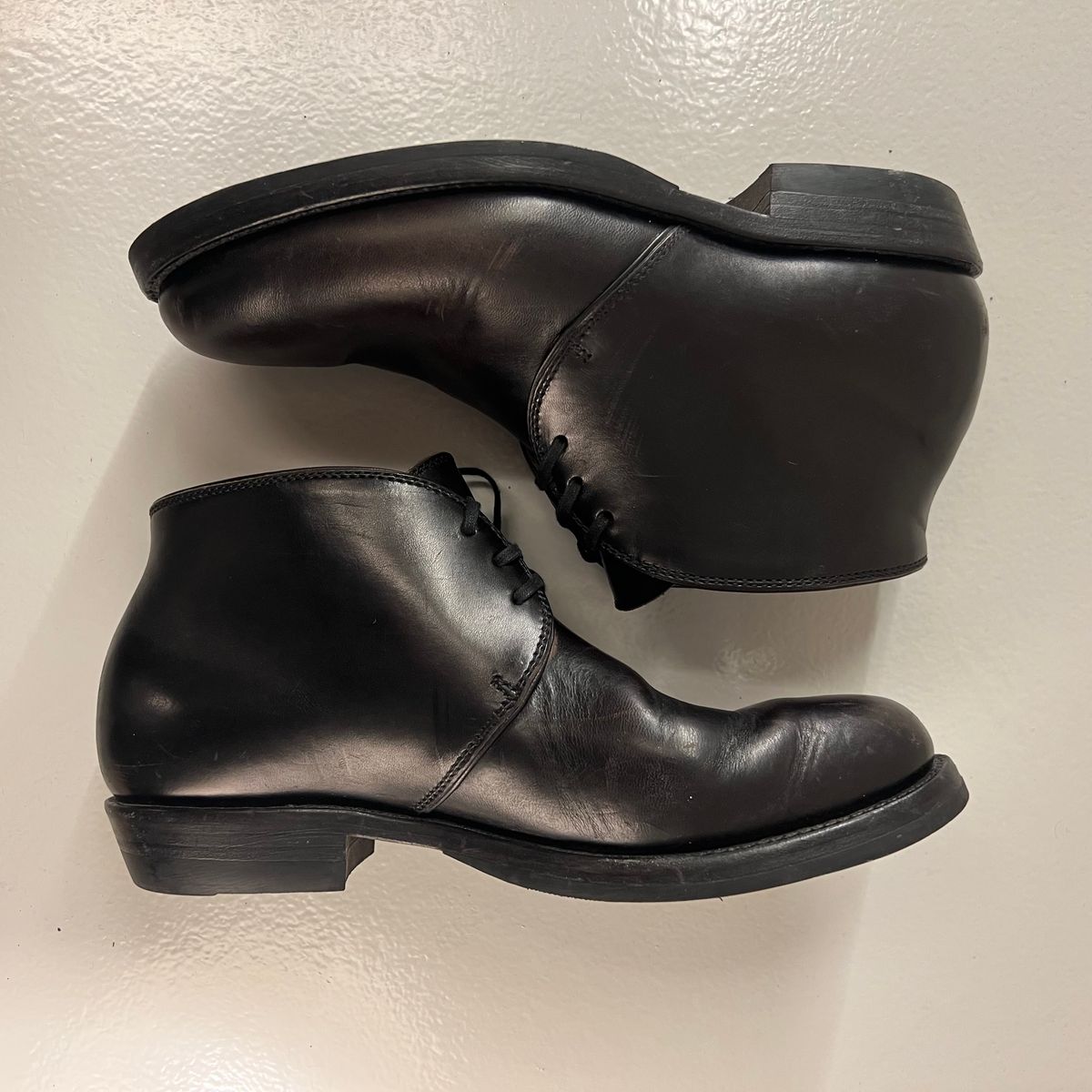 Photo by Sips on December 5, 2024 of the Flame Panda Chukkas in Maryam Natural Horsebutt Overdyed Brown then Black.