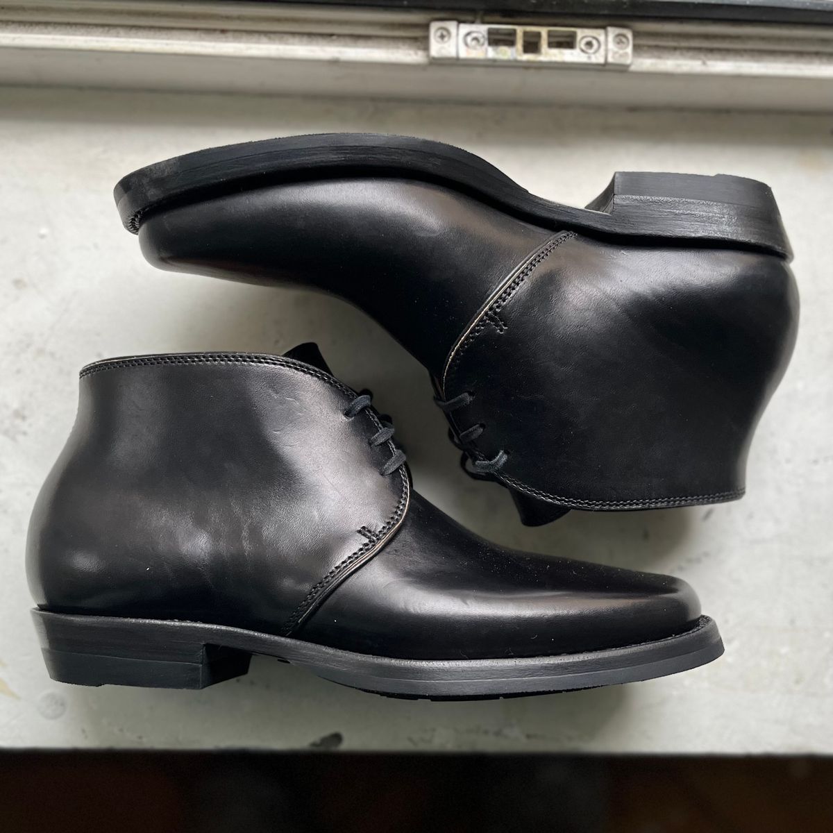 Photo by Sips on December 30, 2024 of the Flame Panda Chukkas in Maryam Natural Horsebutt Overdyed Brown then Black.