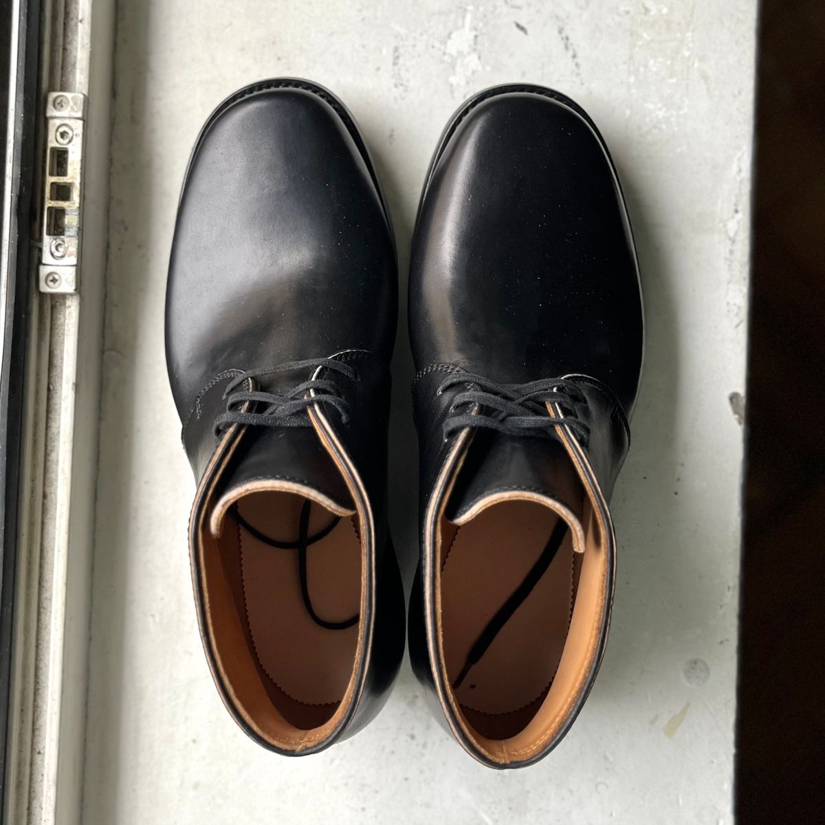 Photo by Sips on December 30, 2024 of the Flame Panda Chukkas in Maryam Natural Horsebutt Overdyed Brown then Black.