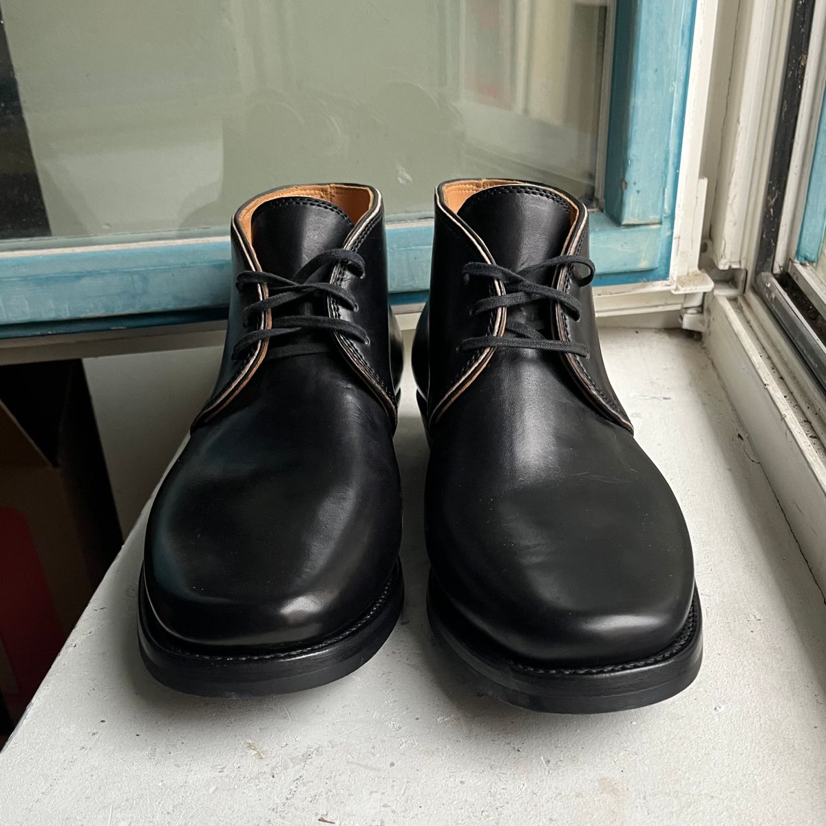 Photo by Sips on December 30, 2024 of the Flame Panda Chukkas in Maryam Natural Horsebutt Overdyed Brown then Black.