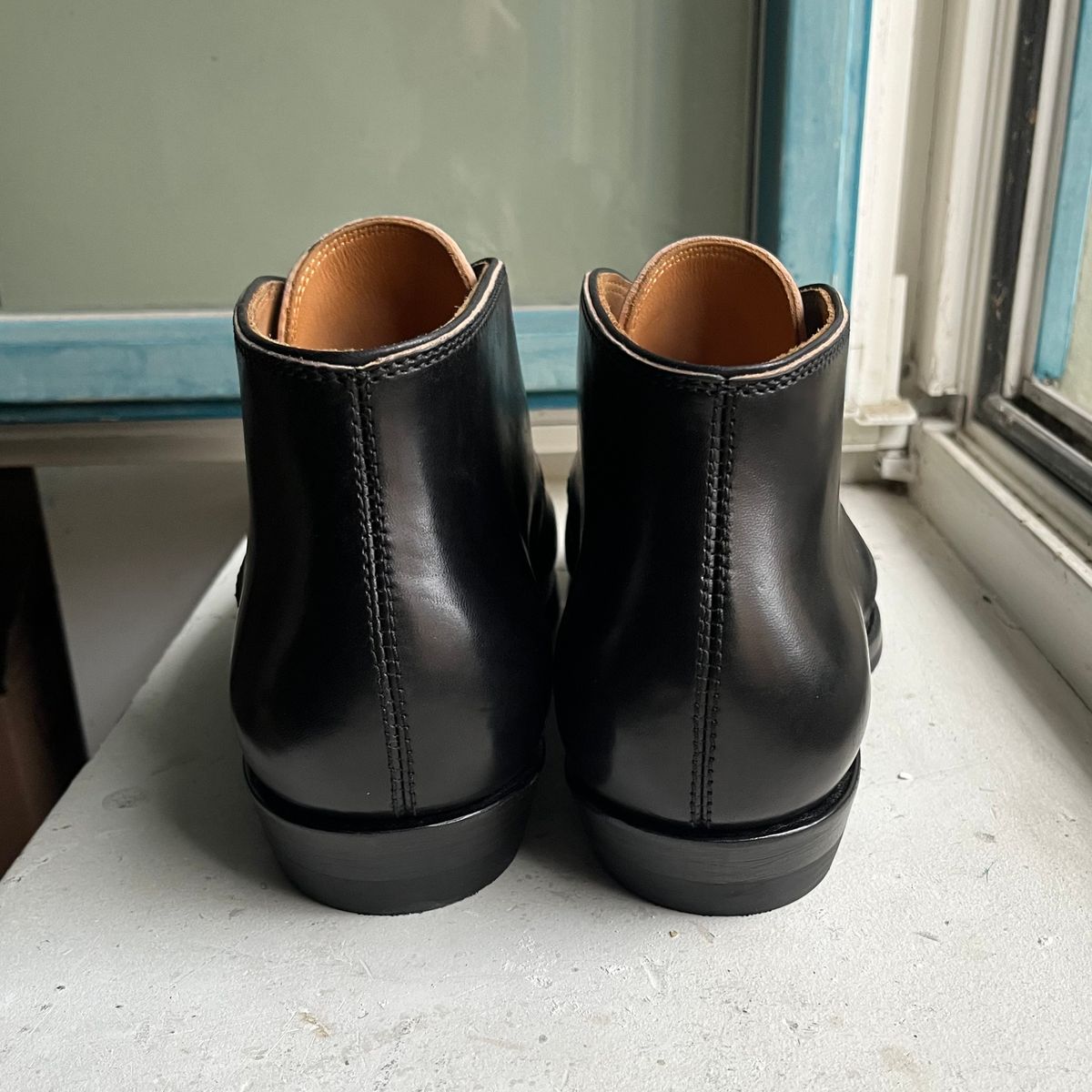 Photo by Sips on December 30, 2024 of the Flame Panda Chukkas in Maryam Natural Horsebutt Overdyed Brown then Black.