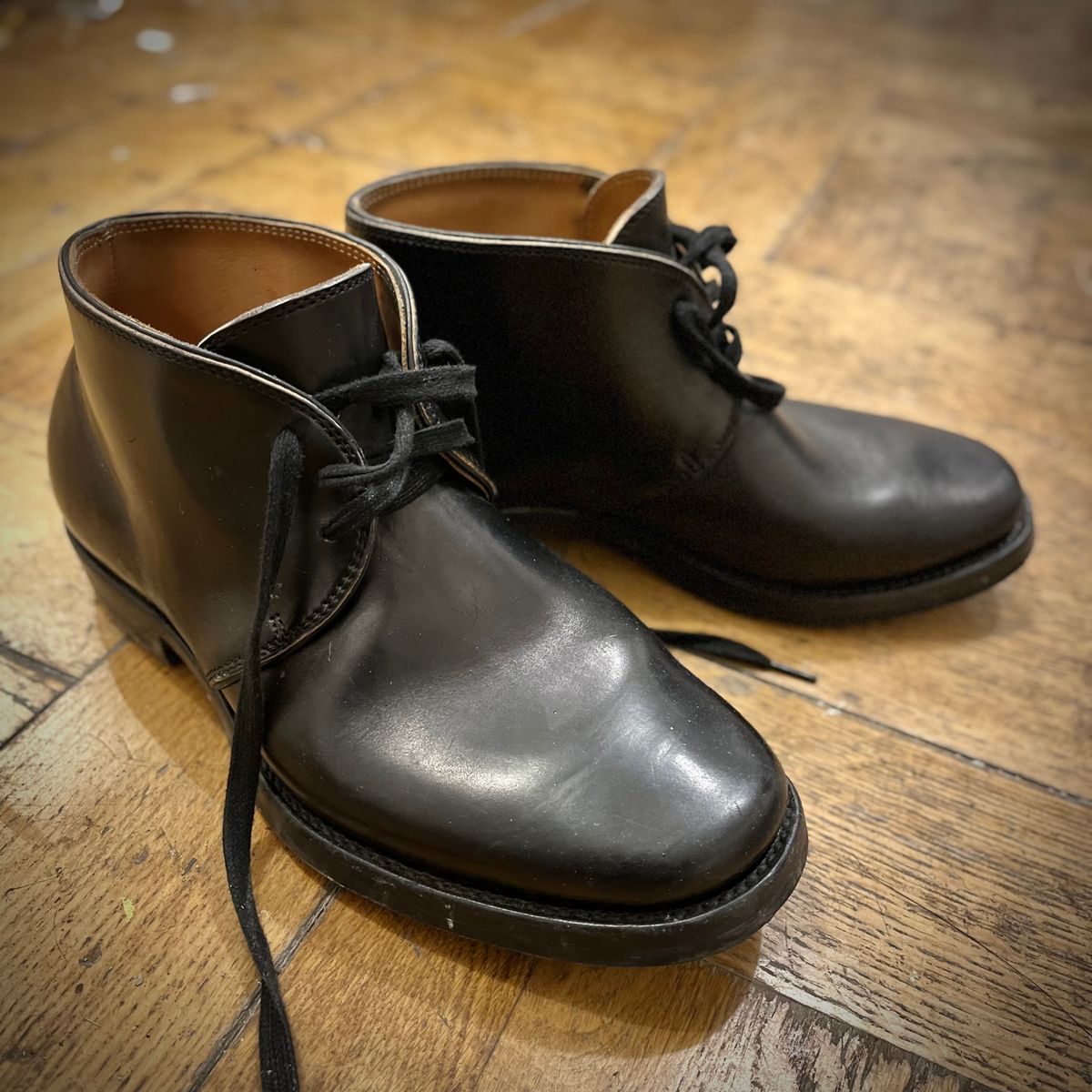 Photo by Sips on January 20, 2025 of the Flame Panda Chukkas in Maryam Natural Horsebutt Overdyed Brown then Black.