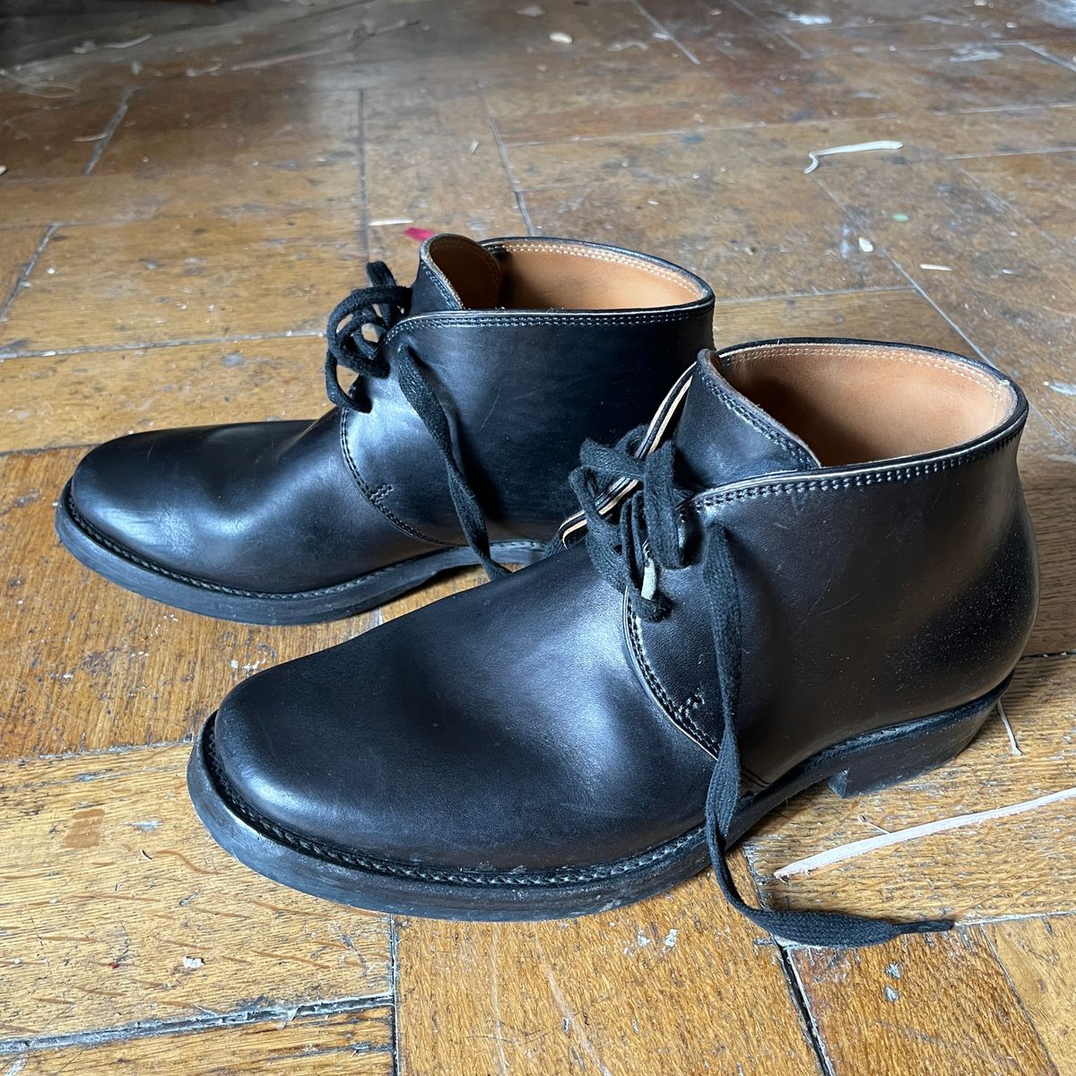 Photo by Sips on February 9, 2025 of the Flame Panda Chukkas in Maryam Natural Horsebutt Overdyed Brown then Black.