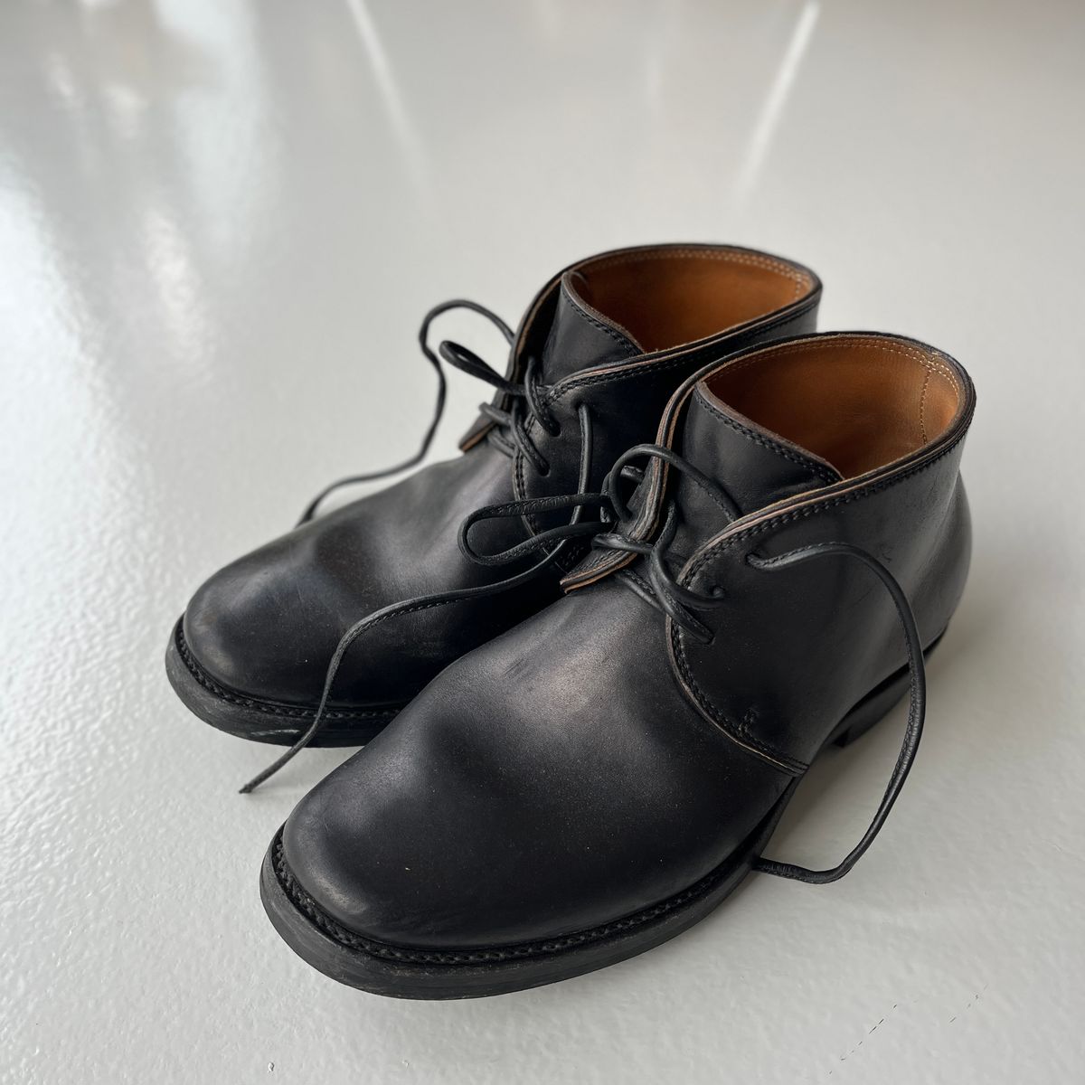 Photo by Sips on March 17, 2025 of the Flame Panda Chukkas in Maryam Natural Horsebutt Overdyed Brown then Black.