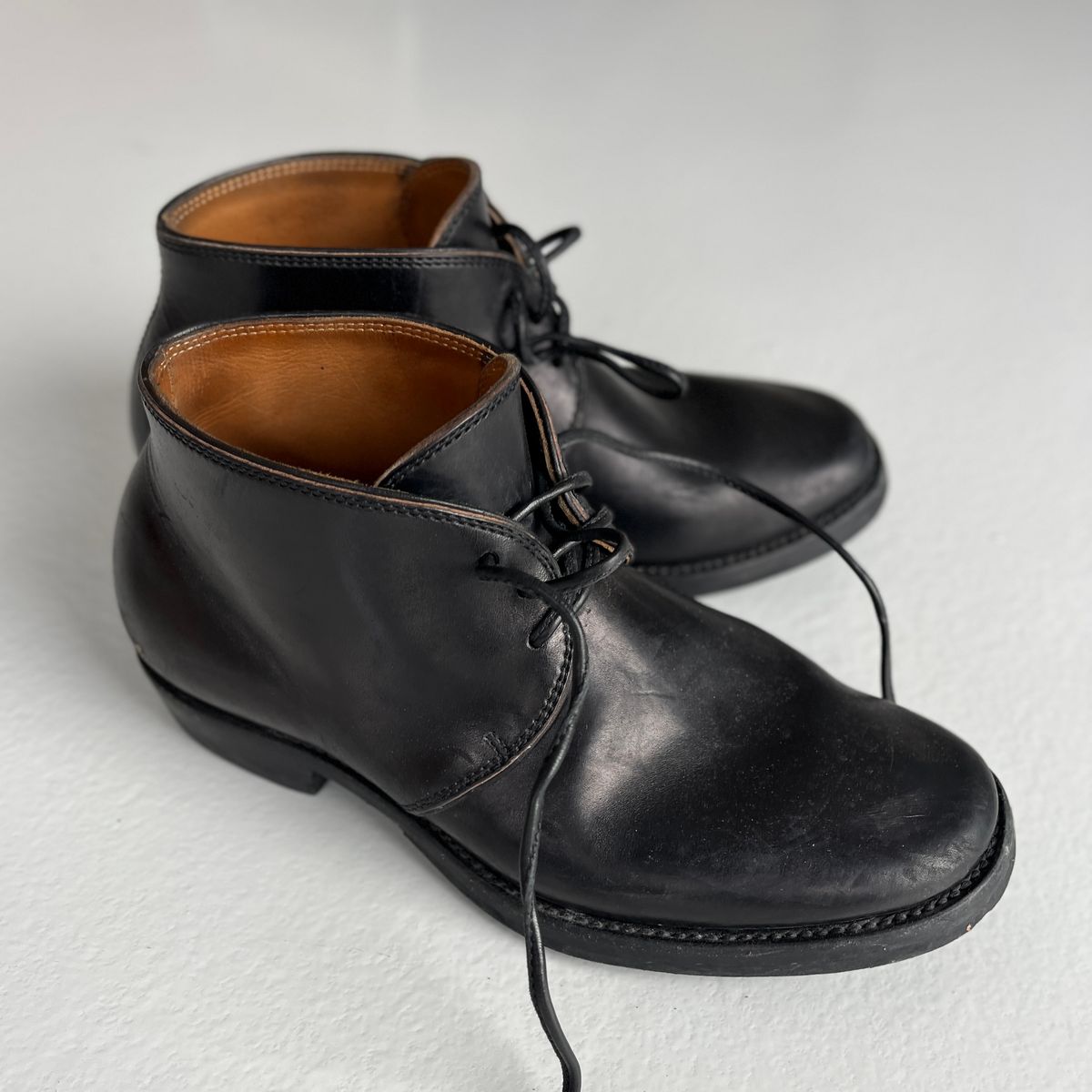 Photo by Sips on March 17, 2025 of the Flame Panda Chukkas in Maryam Natural Horsebutt Overdyed Brown then Black.