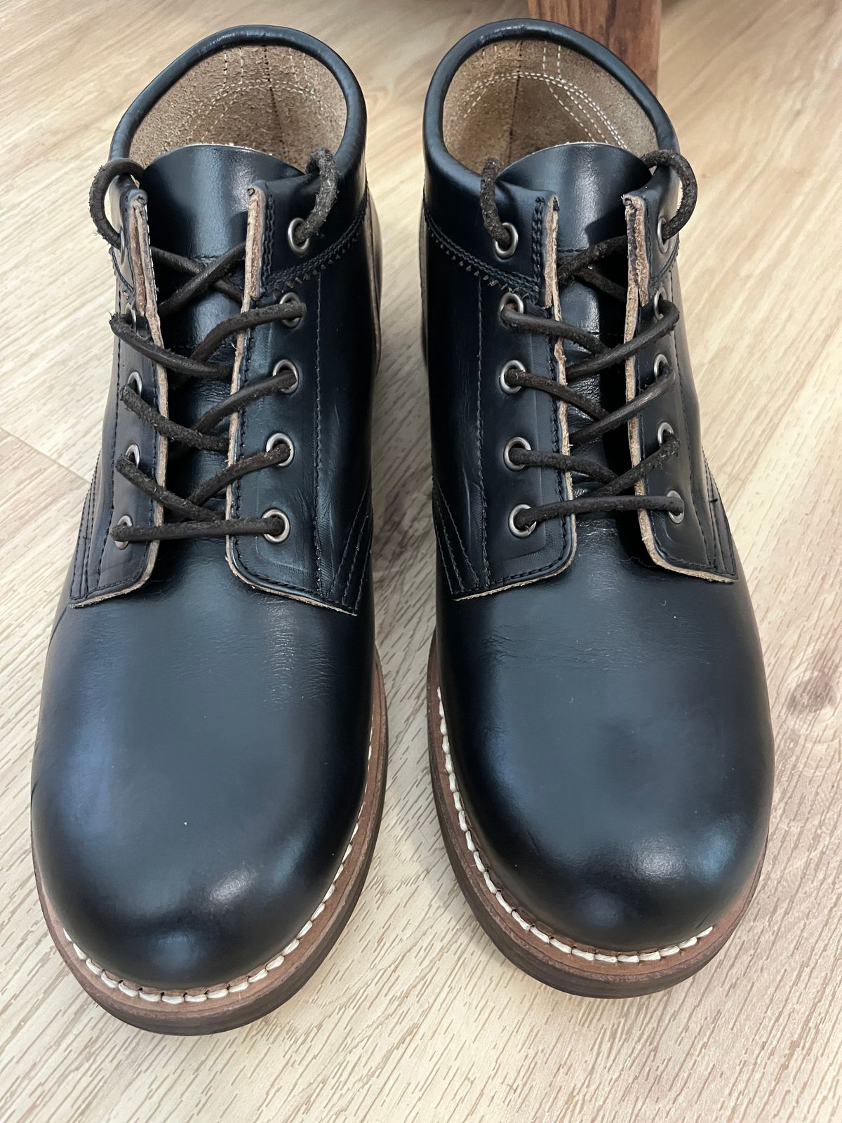 Photo by shuehzhi on October 18, 2025 of the Rolling Dub Trio Coupen in Horween Black Chromexcel.