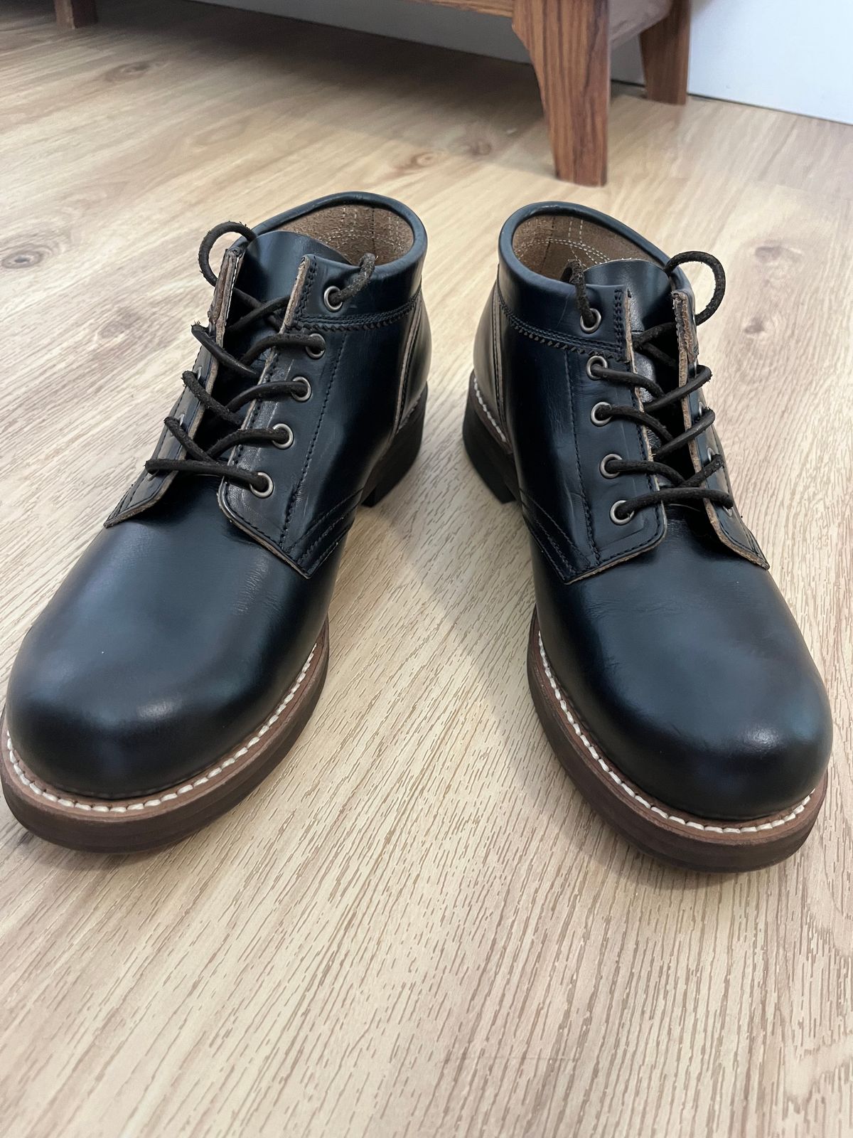 Photo by shuehzhi on October 18, 2025 of the Rolling Dub Trio Coupen in Horween Black Chromexcel.