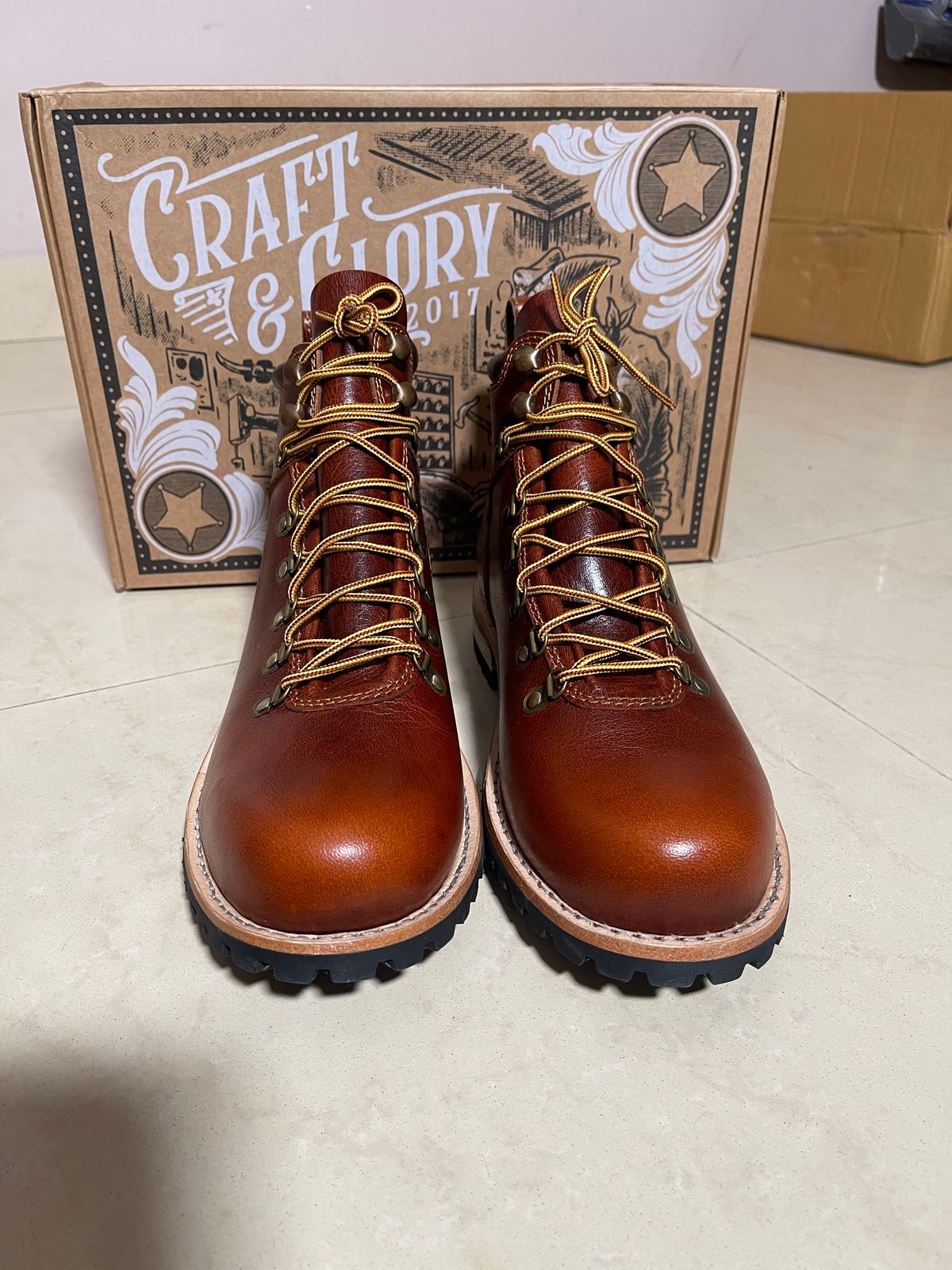Photo by (deleted user) on October 1, 2024 of the Craft & Glory Hike Boots in Full Grain Waxed Water Buffalo.
