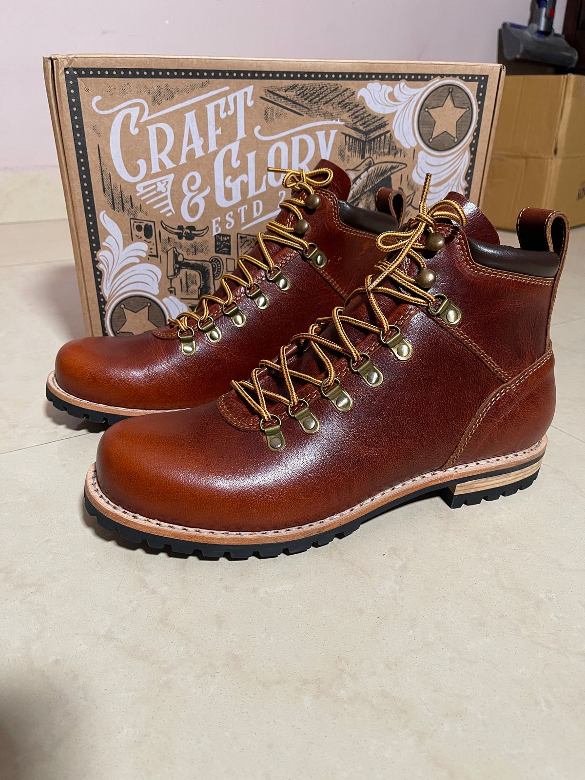 Photo by (deleted user) on October 1, 2024 of the Craft & Glory Hike Boots in Full Grain Waxed Water Buffalo.