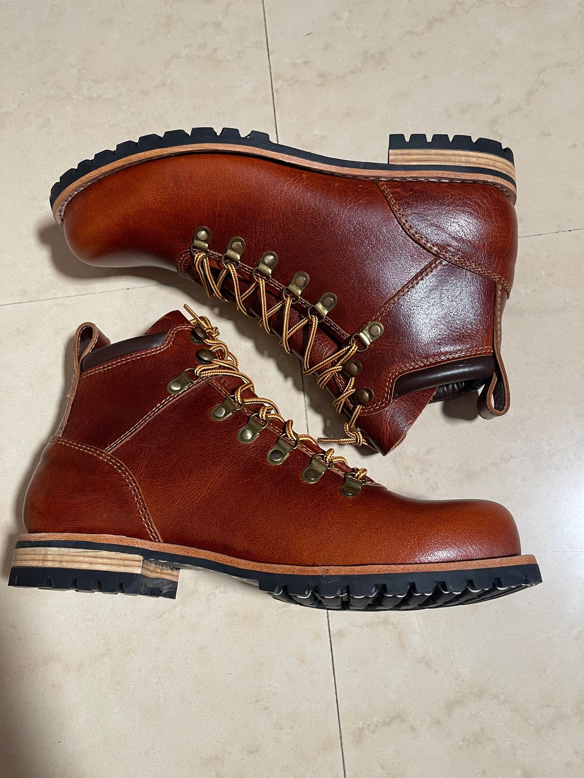 Photo by (deleted user) on October 1, 2024 of the Craft & Glory Hike Boots in Full Grain Waxed Water Buffalo.