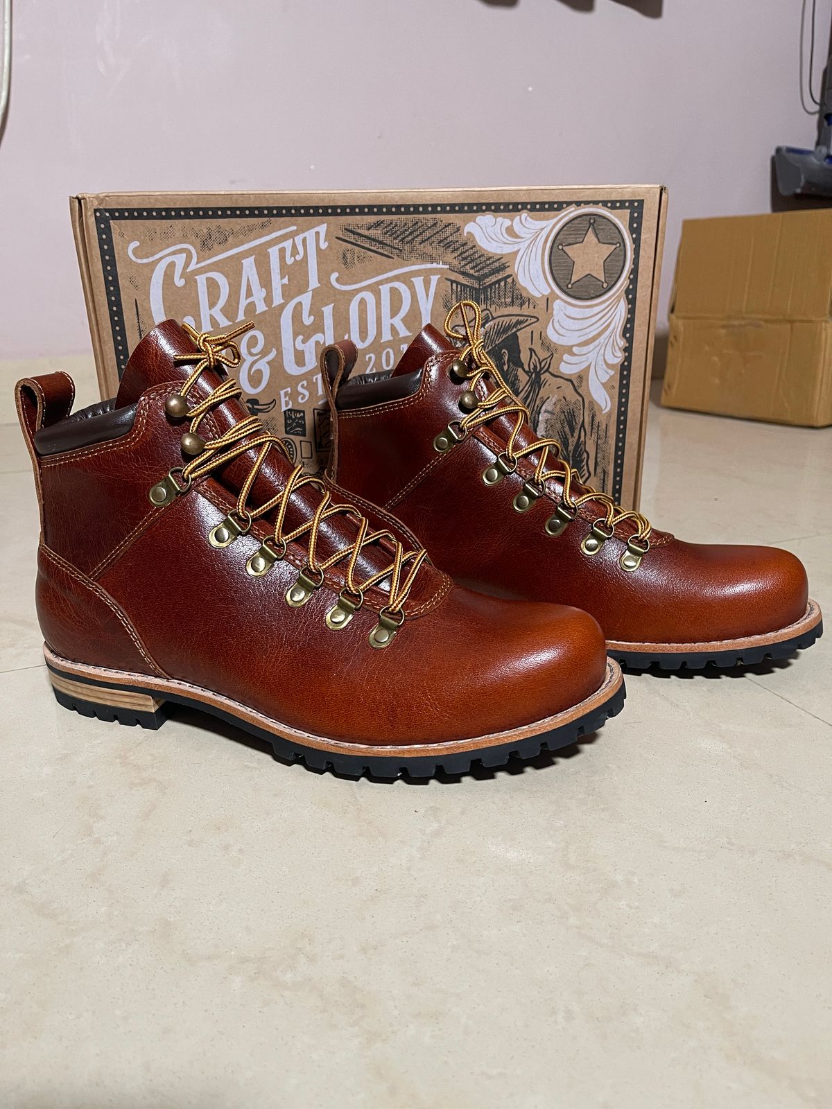 Photo by (deleted user) on October 1, 2024 of the Craft & Glory Hike Boots in Full Grain Waxed Water Buffalo.