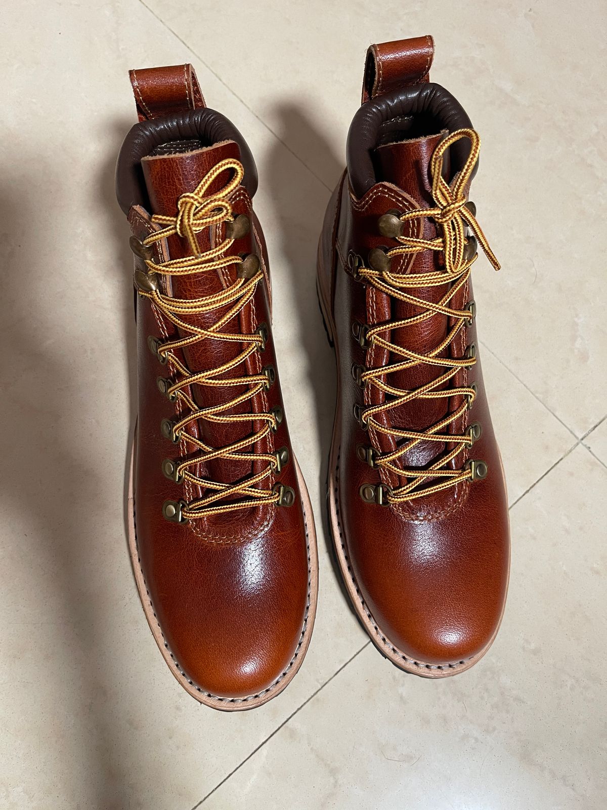 Photo by (deleted user) on October 1, 2024 of the Craft & Glory Hike Boots in Full Grain Waxed Water Buffalo.