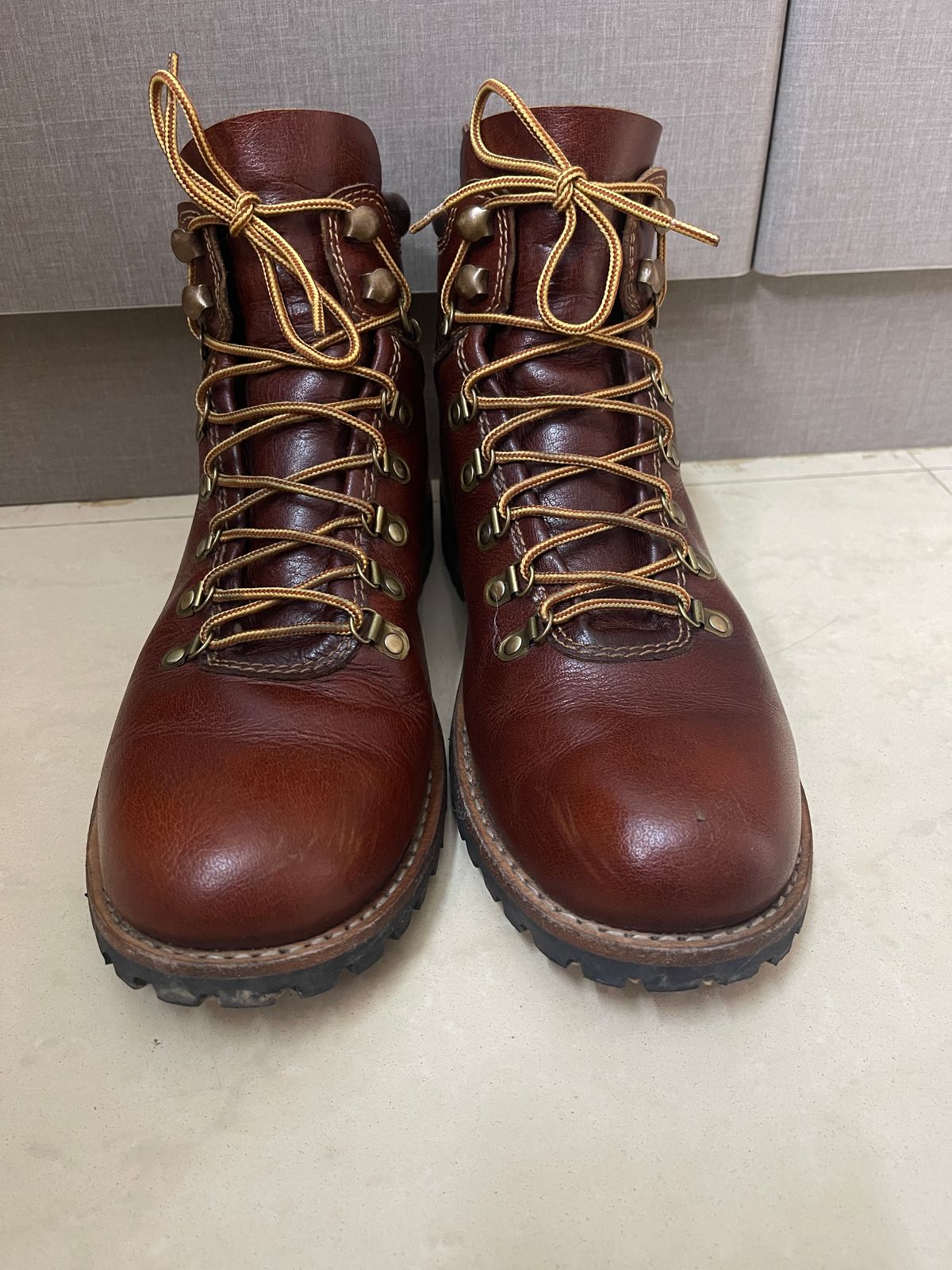 Photo by (deleted user) on November 2, 2024 of the Craft & Glory Hike Boots in Full Grain Waxed Water Buffalo.