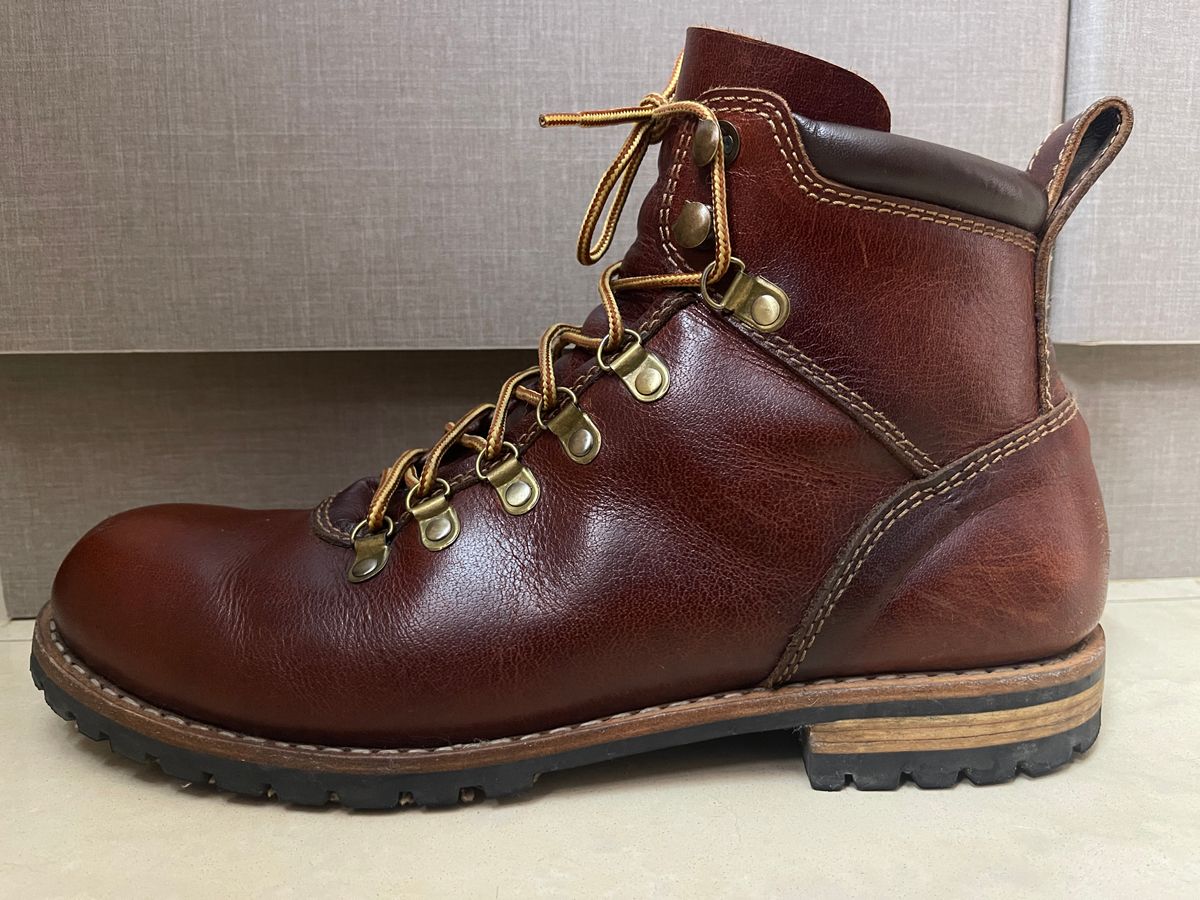 Photo by (deleted user) on November 2, 2024 of the Craft & Glory Hike Boots in Full Grain Waxed Water Buffalo.