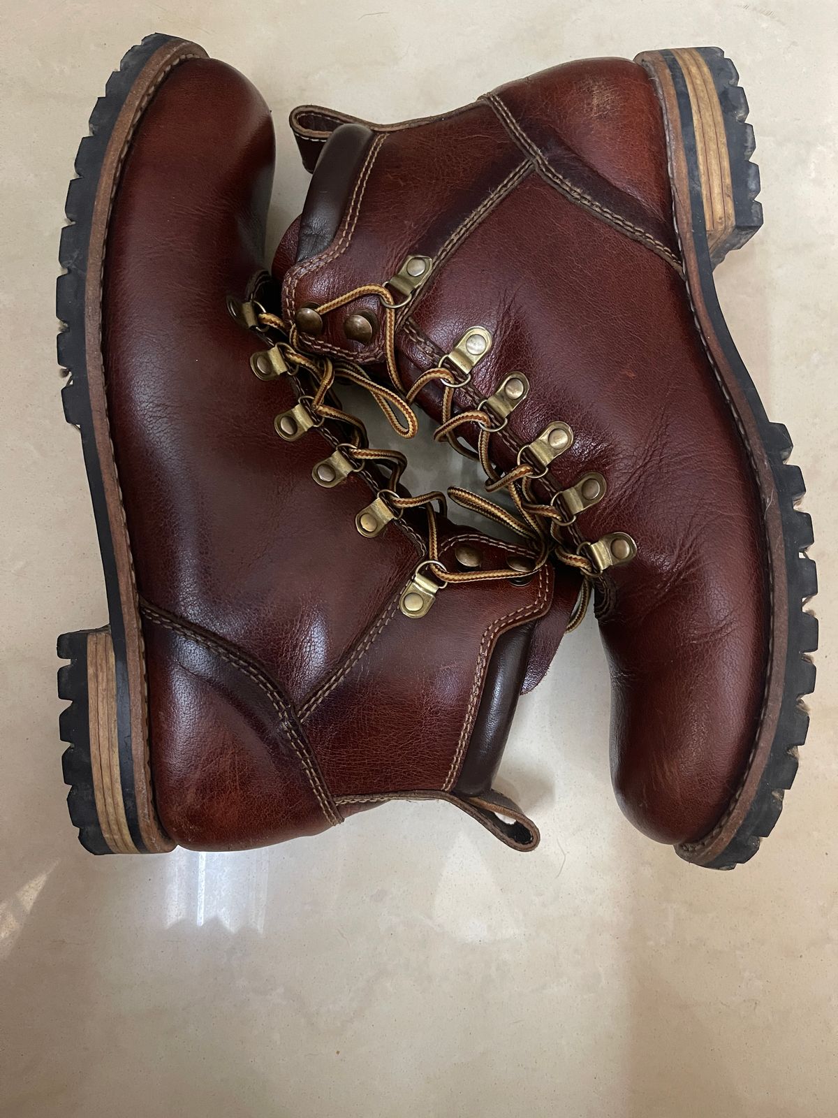 Photo by (deleted user) on November 2, 2024 of the Craft & Glory Hike Boots in Full Grain Waxed Water Buffalo.