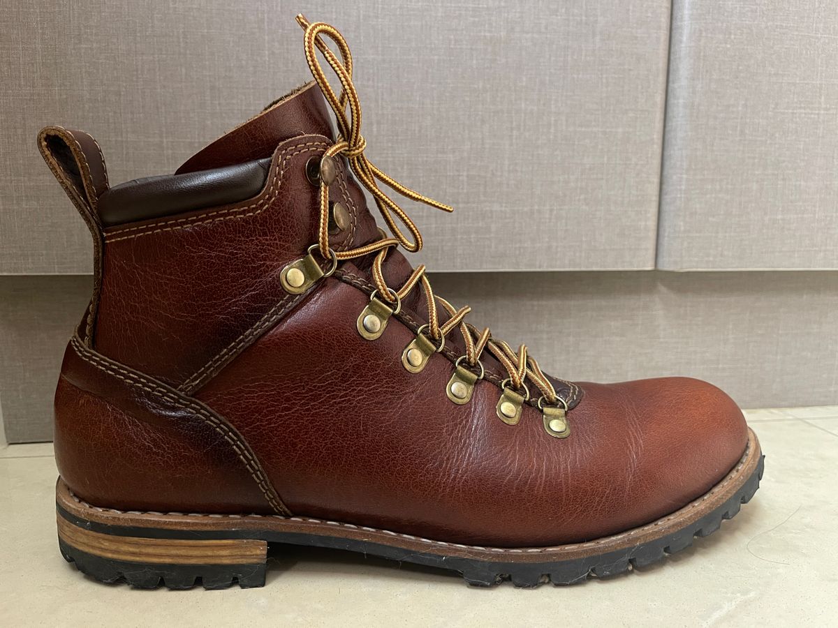 Photo by (deleted user) on November 2, 2024 of the Craft & Glory Hike Boots in Full Grain Waxed Water Buffalo.