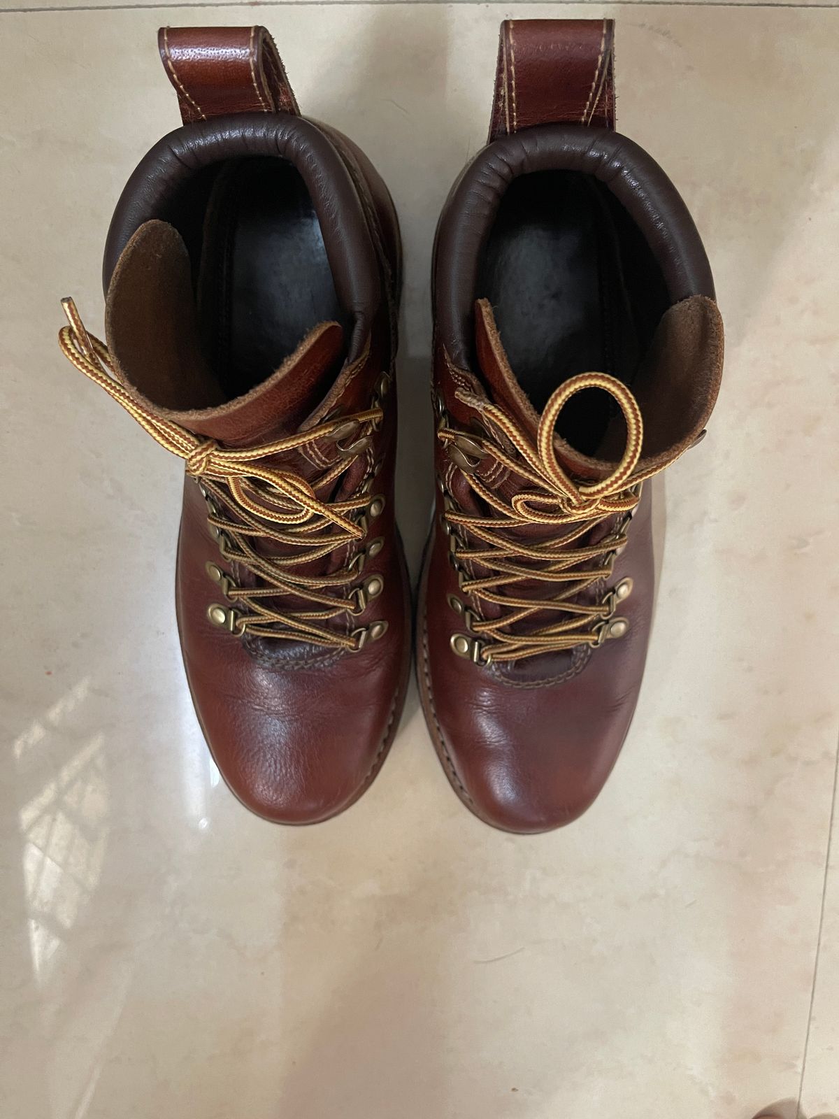 Photo by (deleted user) on November 2, 2024 of the Craft & Glory Hike Boots in Full Grain Waxed Water Buffalo.