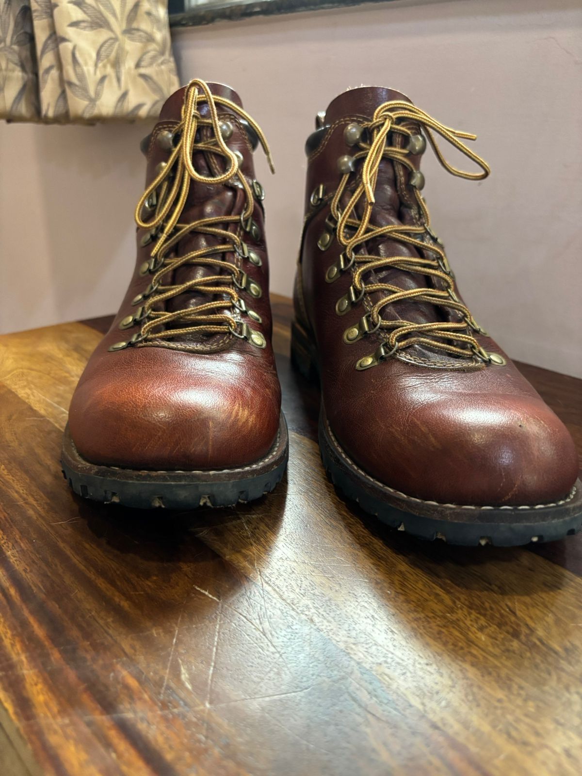 Photo by (deleted user) on December 1, 2024 of the Craft & Glory Hike Boots in Full Grain Waxed Water Buffalo.