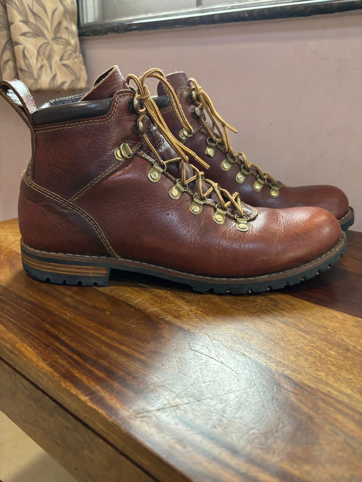 Photo by (deleted user) on December 1, 2024 of the Craft & Glory Hike Boots in Full Grain Waxed Water Buffalo.