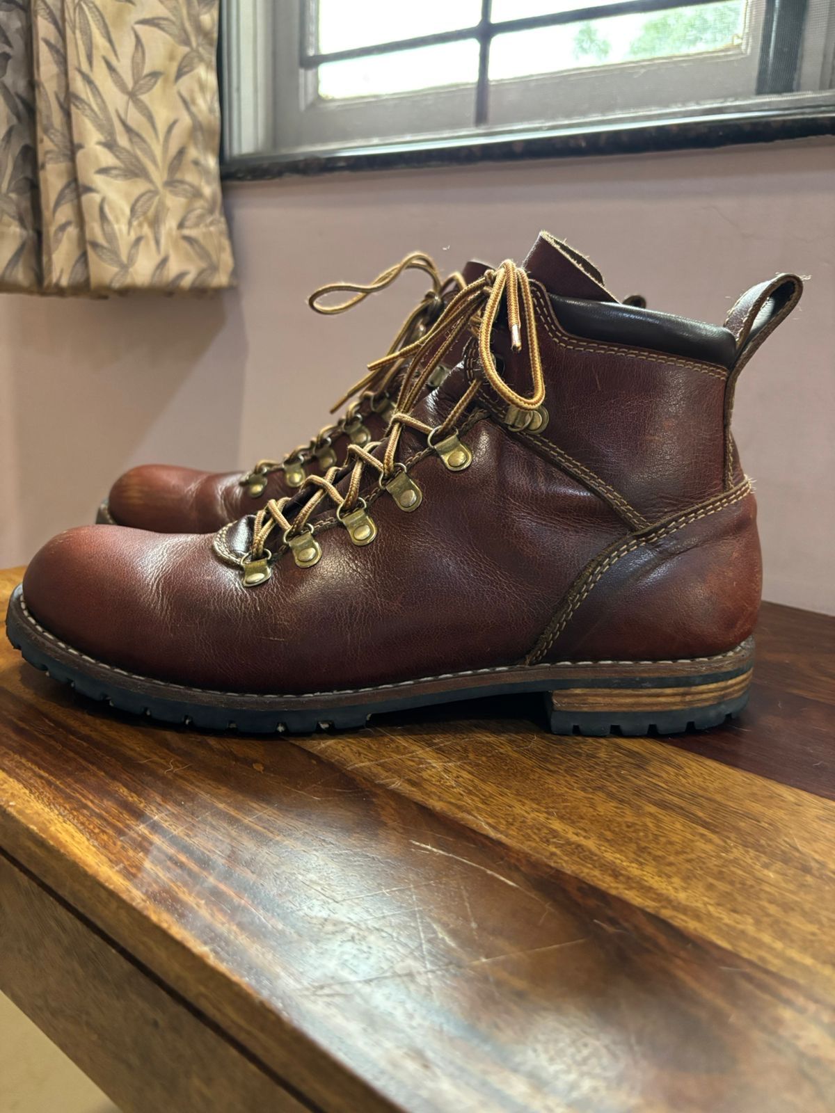 Photo by (deleted user) on December 1, 2024 of the Craft & Glory Hike Boots in Full Grain Waxed Water Buffalo.