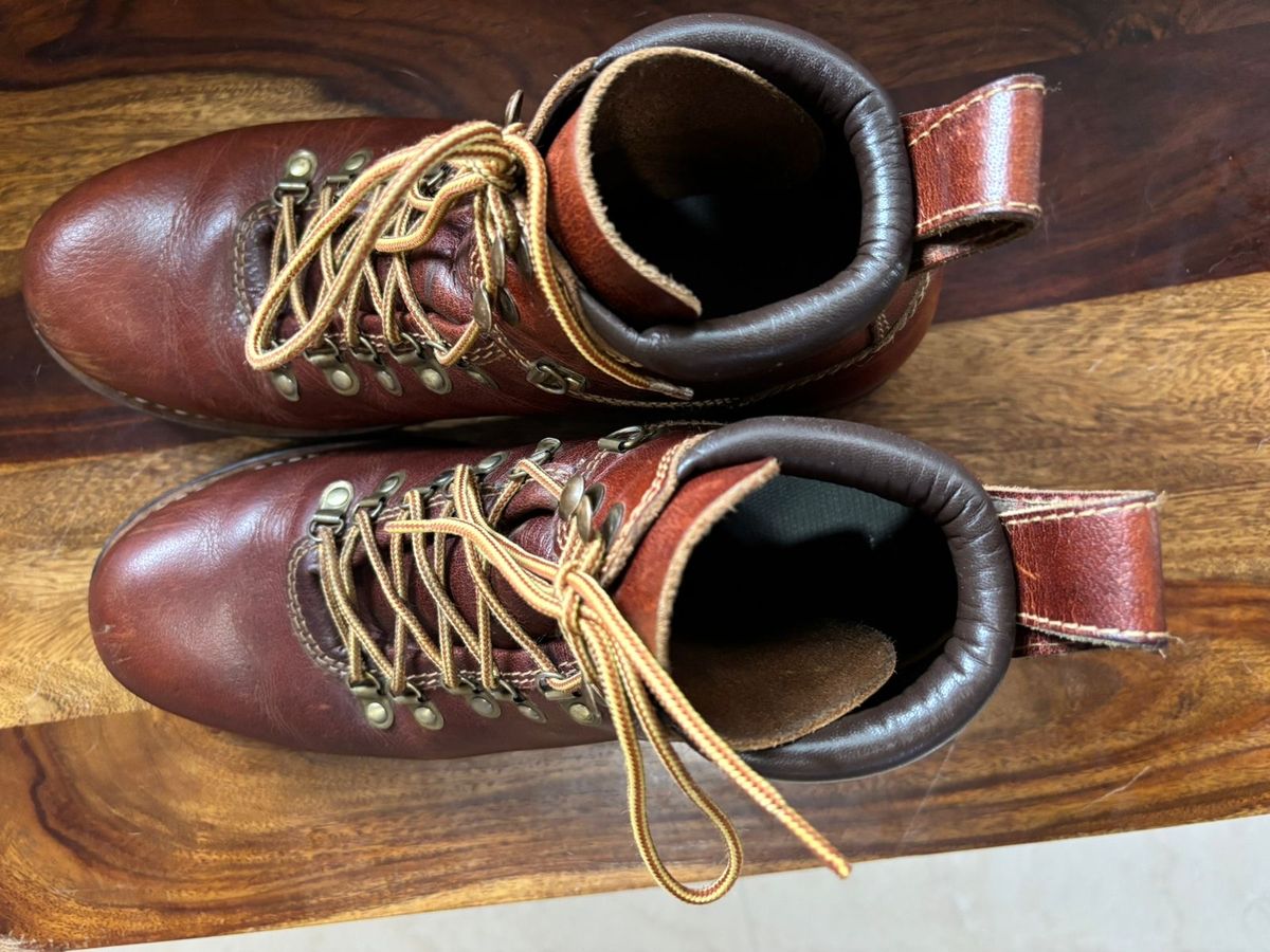 Photo by (deleted user) on December 1, 2024 of the Craft & Glory Hike Boots in Full Grain Waxed Water Buffalo.