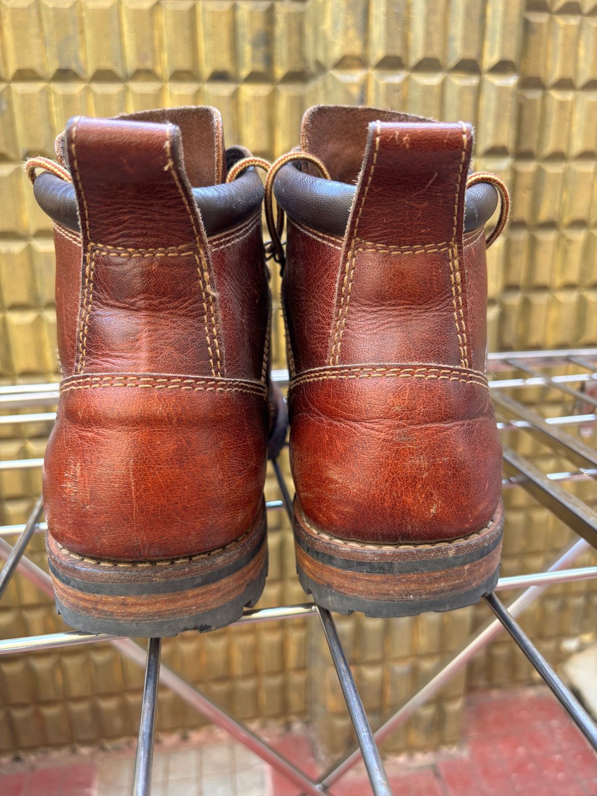 Photo by (deleted user) on January 3, 2025 of the Craft & Glory Hike Boots in Full Grain Waxed Water Buffalo.