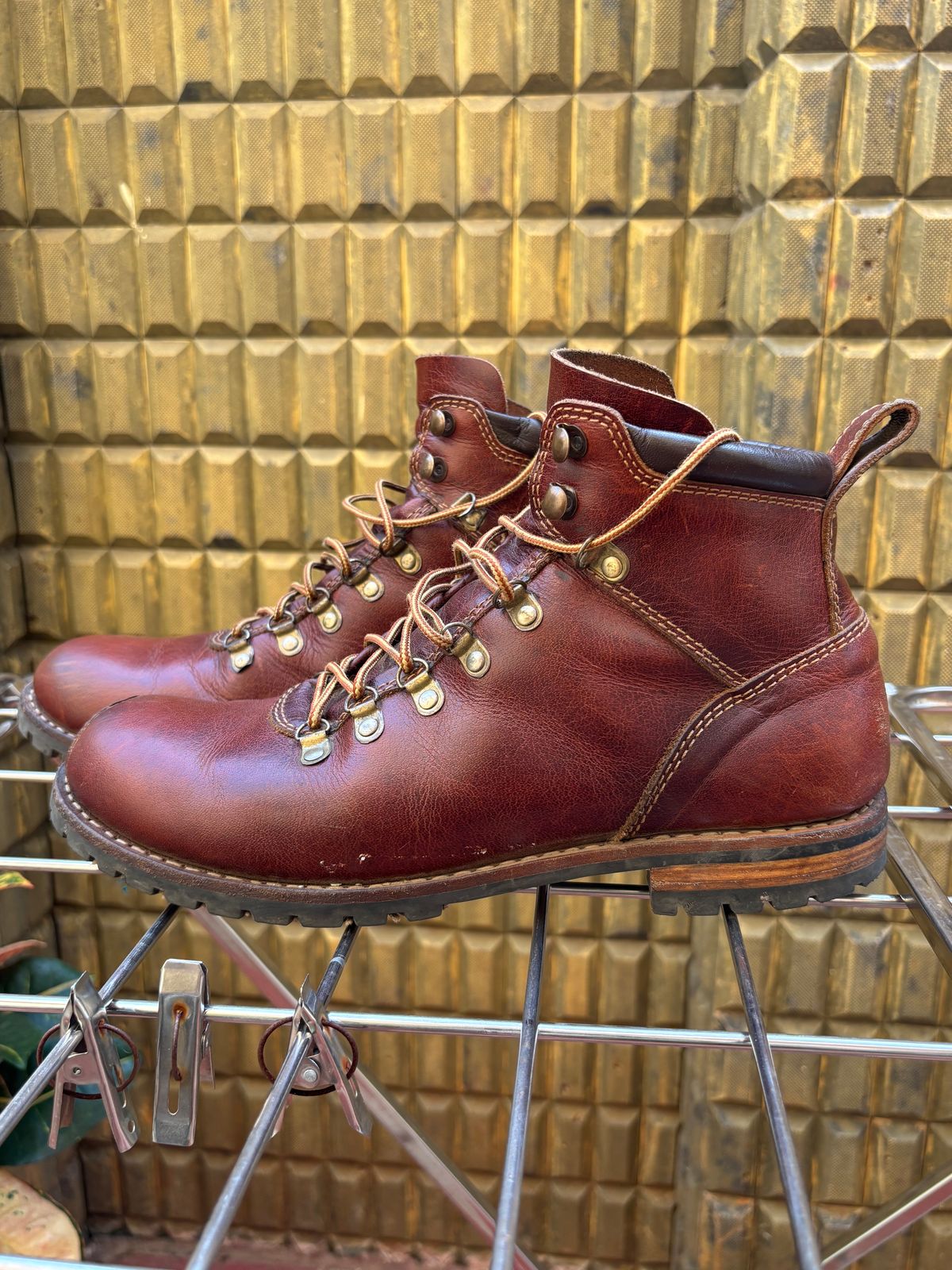 Photo by (deleted user) on January 3, 2025 of the Craft & Glory Hike Boots in Full Grain Waxed Water Buffalo.