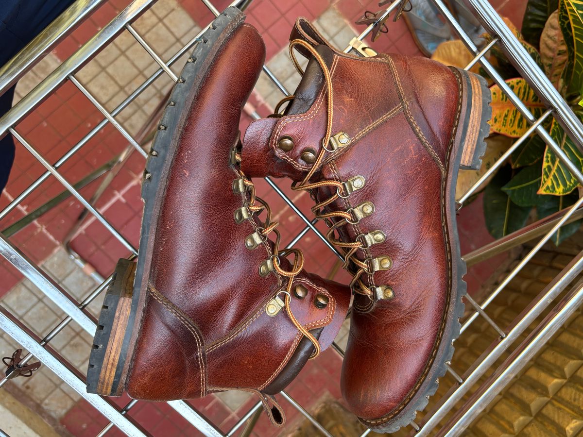 Photo by (deleted user) on January 3, 2025 of the Craft & Glory Hike Boots in Full Grain Waxed Water Buffalo.