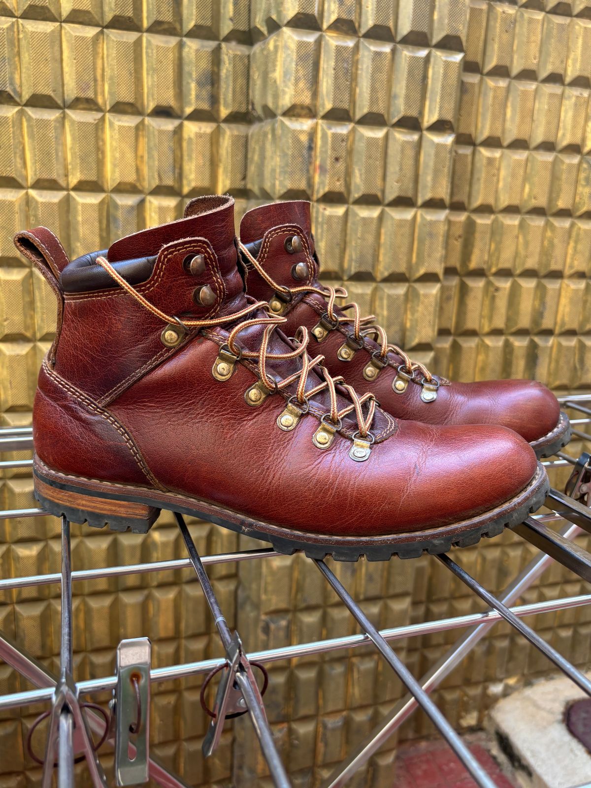 Photo by (deleted user) on January 3, 2025 of the Craft & Glory Hike Boots in Full Grain Waxed Water Buffalo.